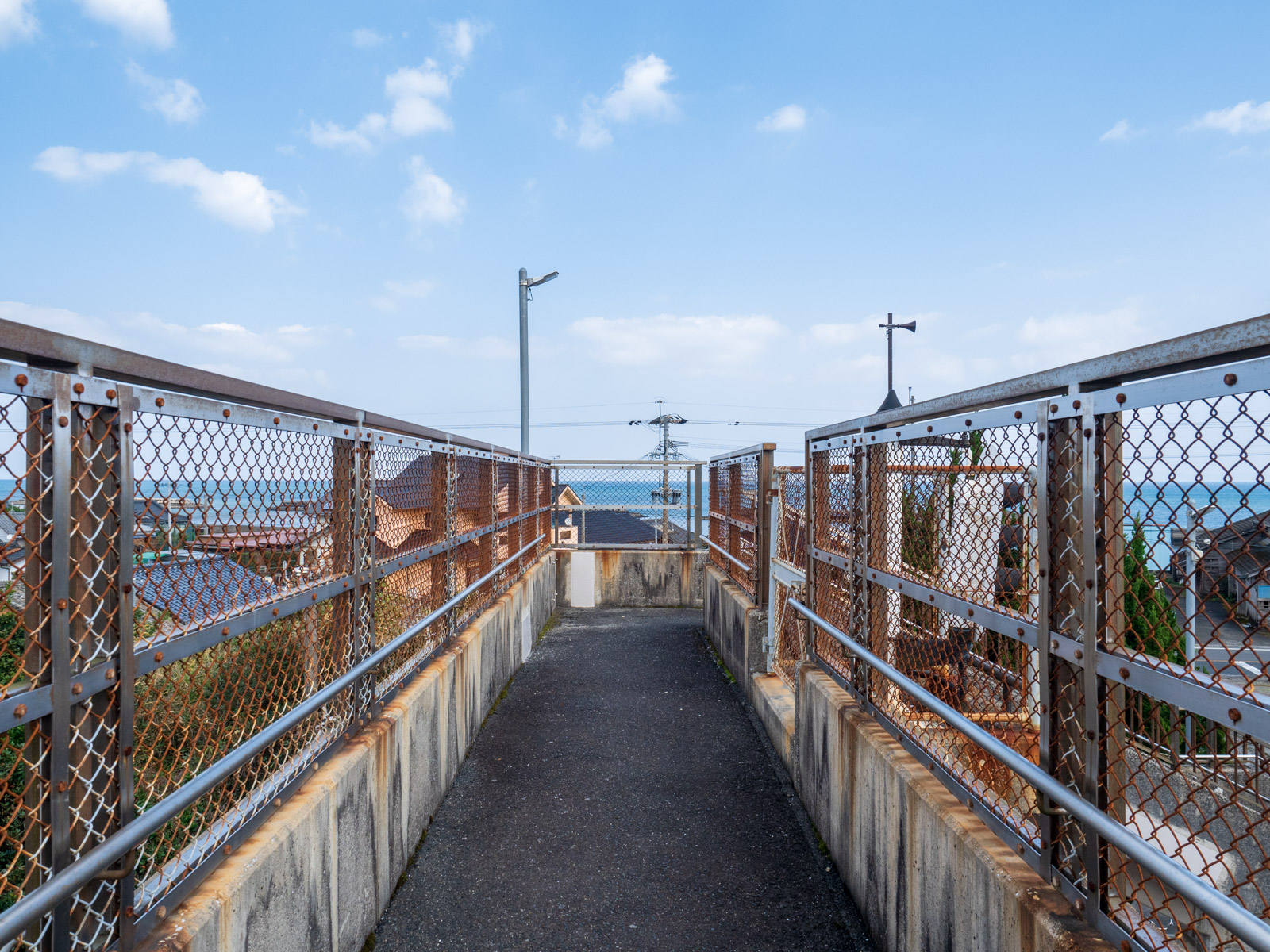 鹿児島湾を望む、前之浜駅の跨線橋（2016年2月）