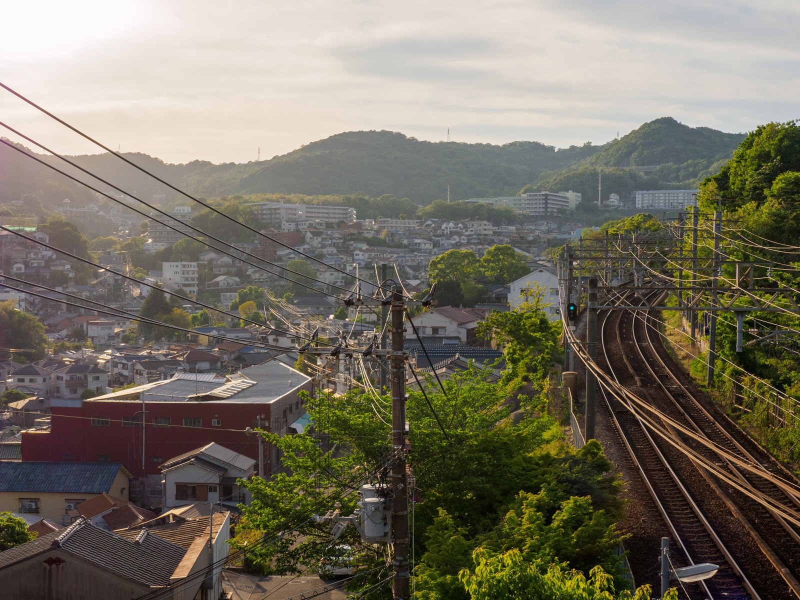 丸山駅の跨線橋から見た丸山地区の住宅街（2022年5月）