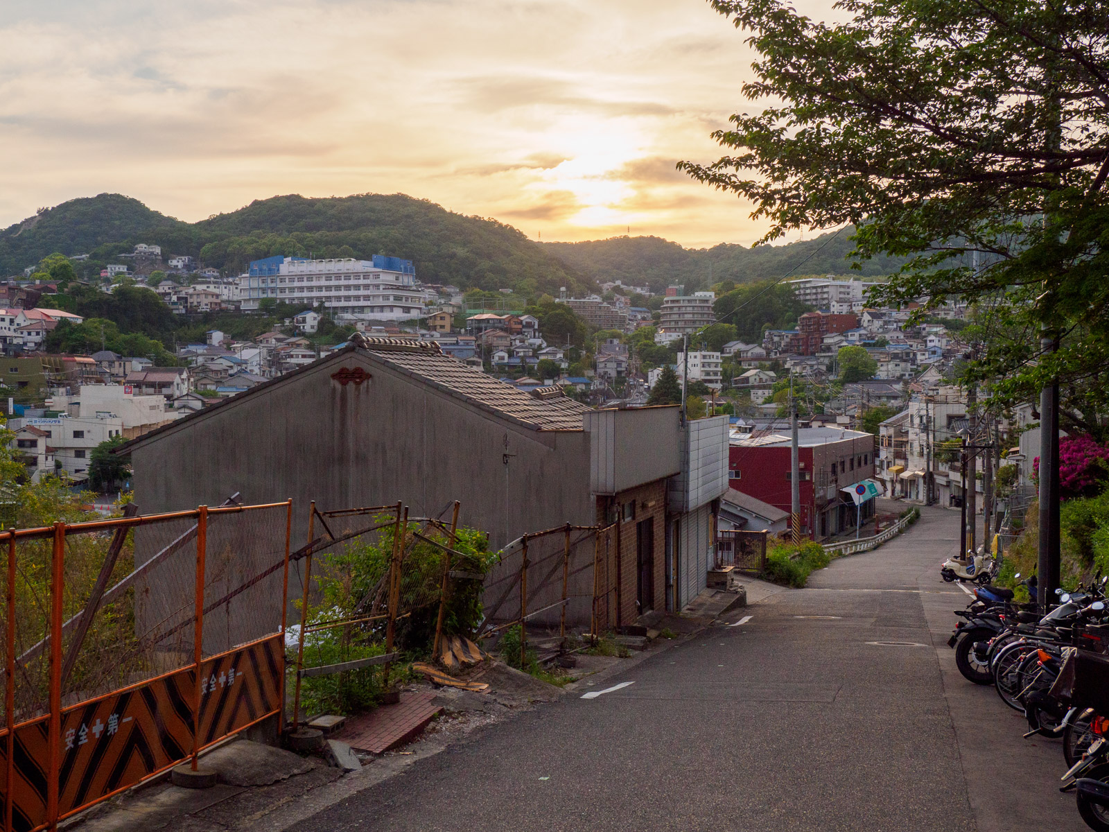丸山駅前の一本道から見た夕暮れの住宅街（2022年5月）
