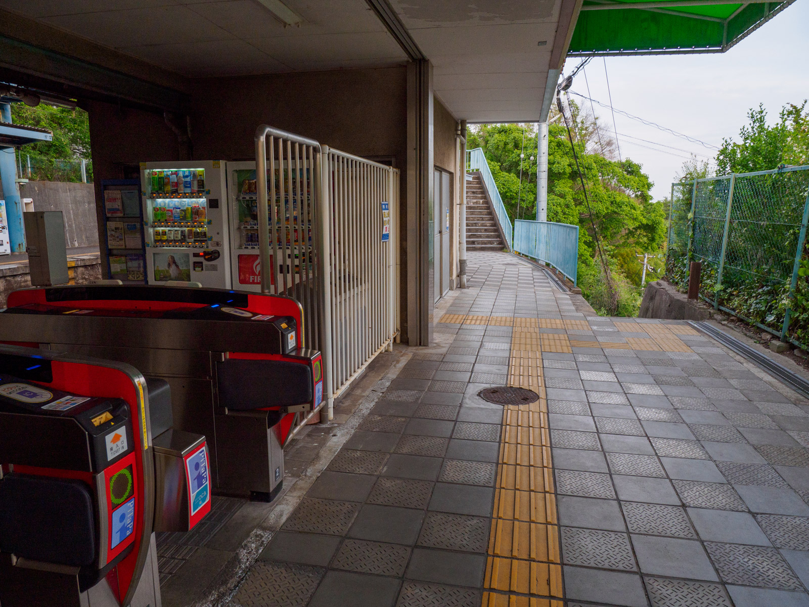 丸山駅の改札口から見た、歩道橋の階段と細い急坂（2022年5月）
