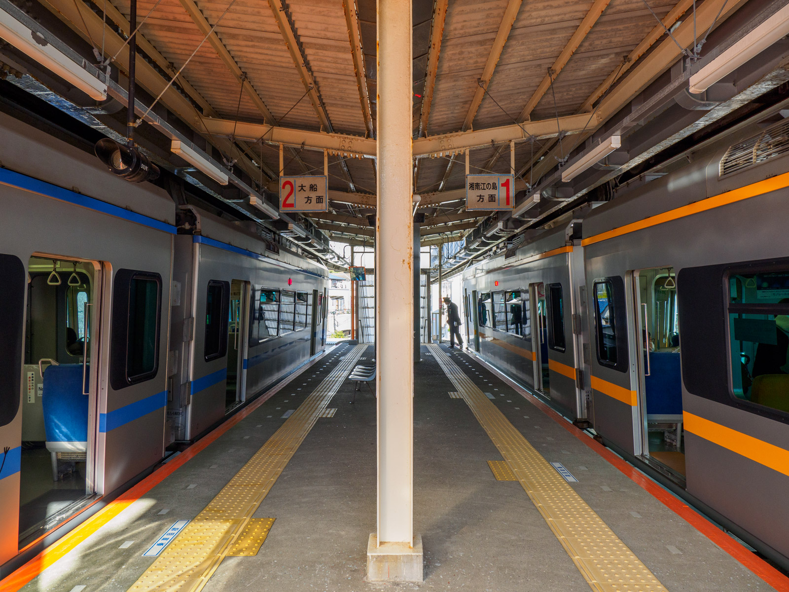 列車の交換が行われる、目白山下駅のホーム（2022年1月）