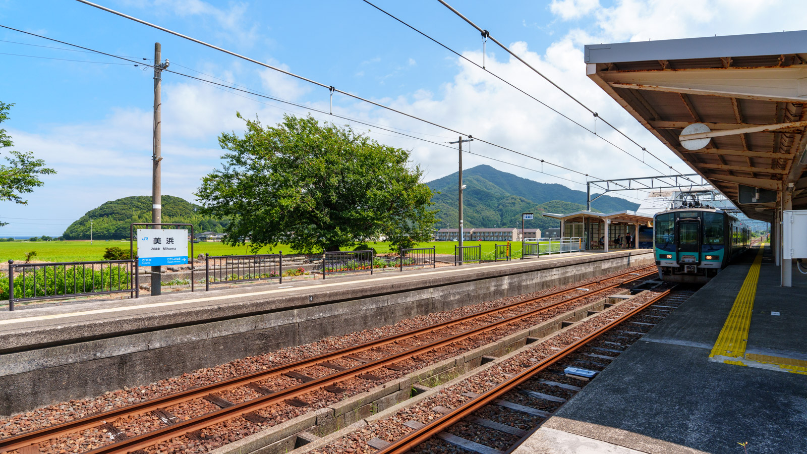 美浜駅のホームと、小浜行きの列車（2025年8月）