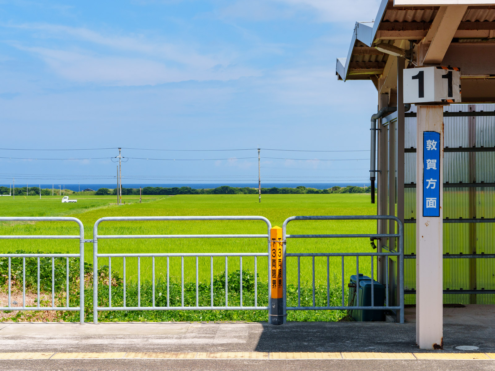 美浜駅のホームと日本海（2025年8月）