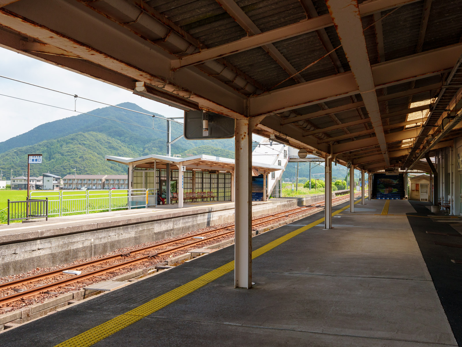 美浜駅のホーム（2025年8月）