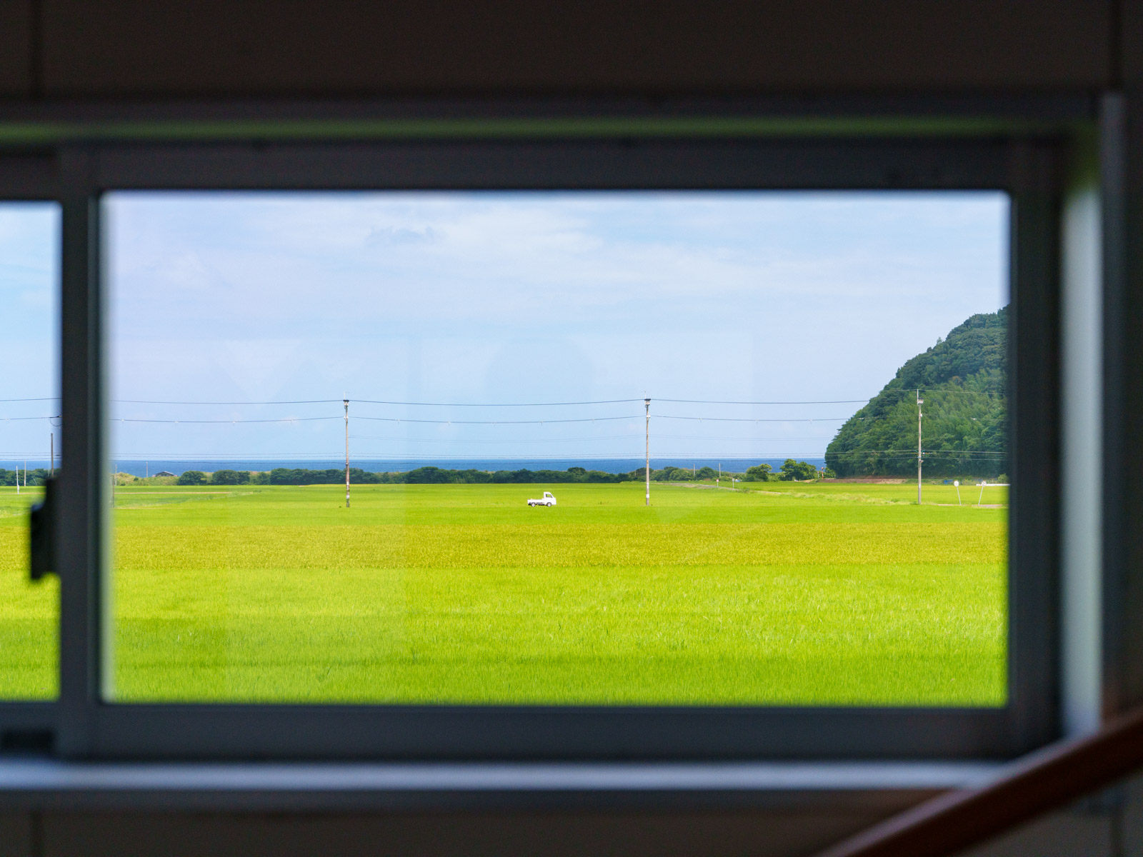 美浜駅の跨線橋から見た日本海（2025年8月）