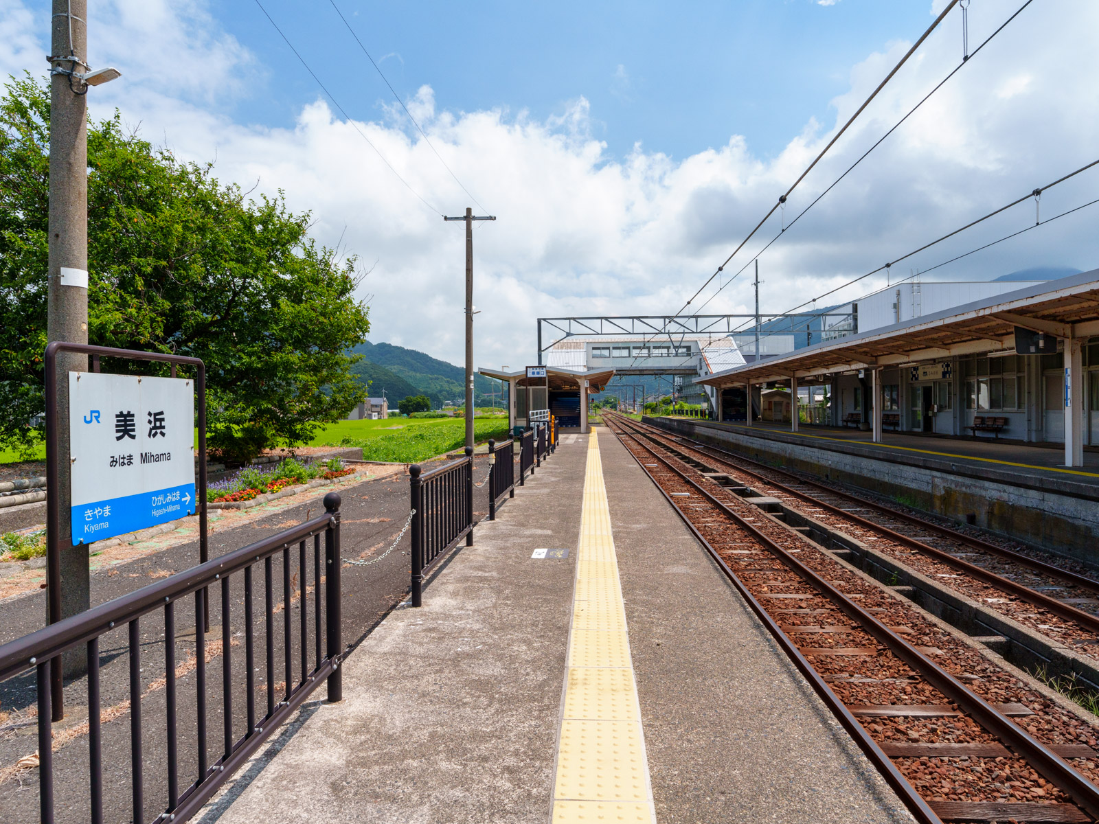 美浜駅のホーム（2025年8月）