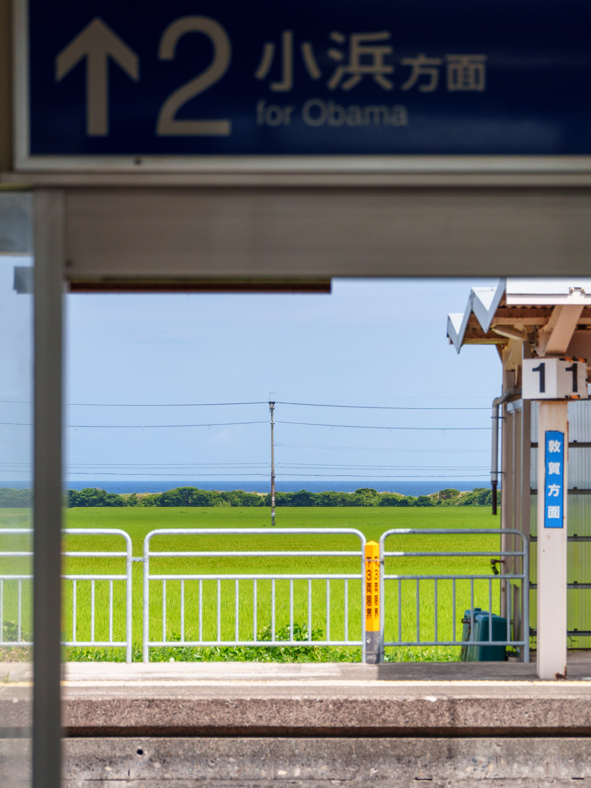 美浜駅の駅舎から見た日本海（2025年8月）