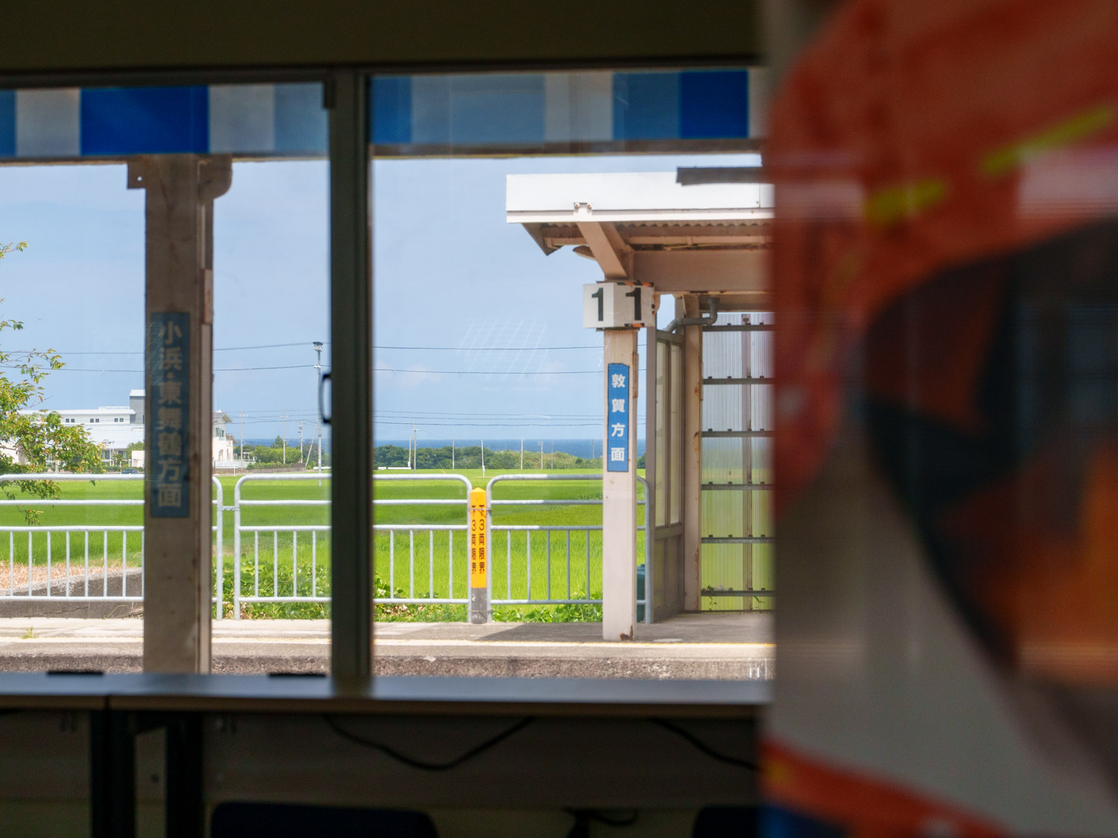 美浜駅の待合室から見た日本海（2025年8月）