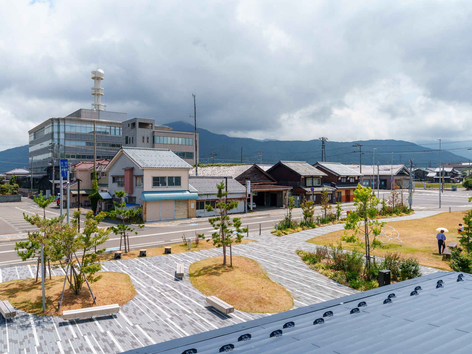 美浜駅前にある道の駅から見た、昔からの家々と関西電力の原子力事業本部（2025年8月）