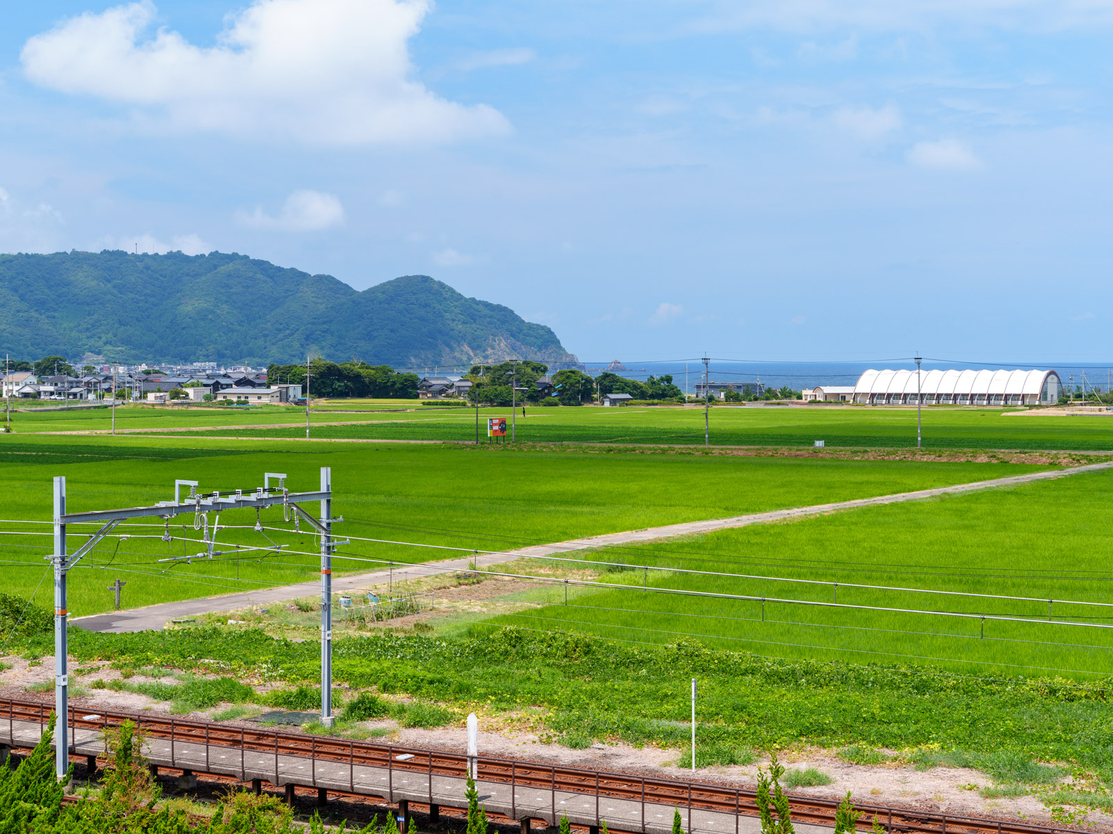 美浜駅のホームと日本海（2025年8月）
