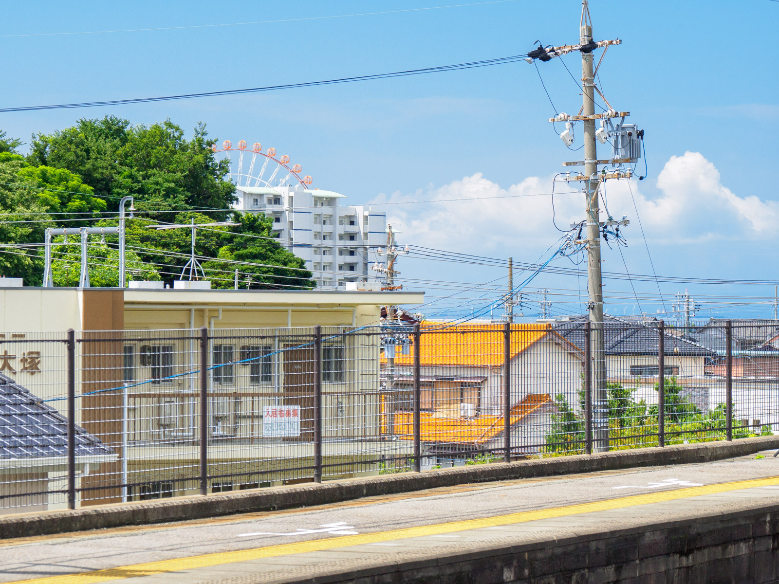 三河大塚駅のホームから見た、ラグーナテンボスの観覧車（2022年7月）