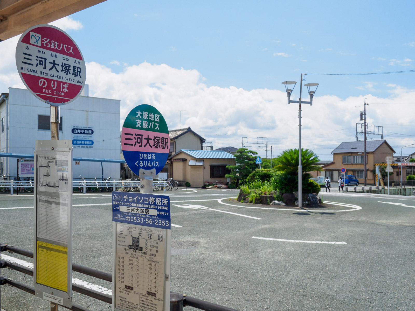 三河大塚駅前のバス停（2022年7月）