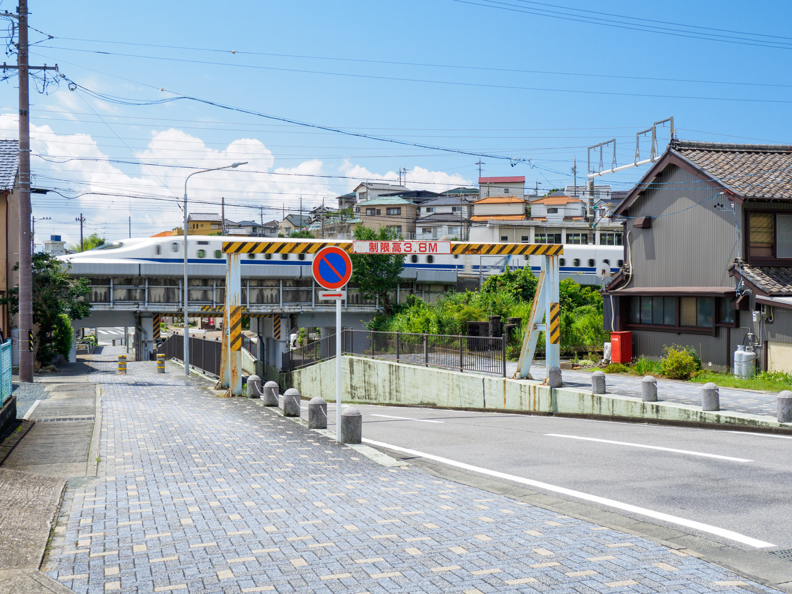 三河大塚駅前を通過する東海道新幹線（2022年7月）