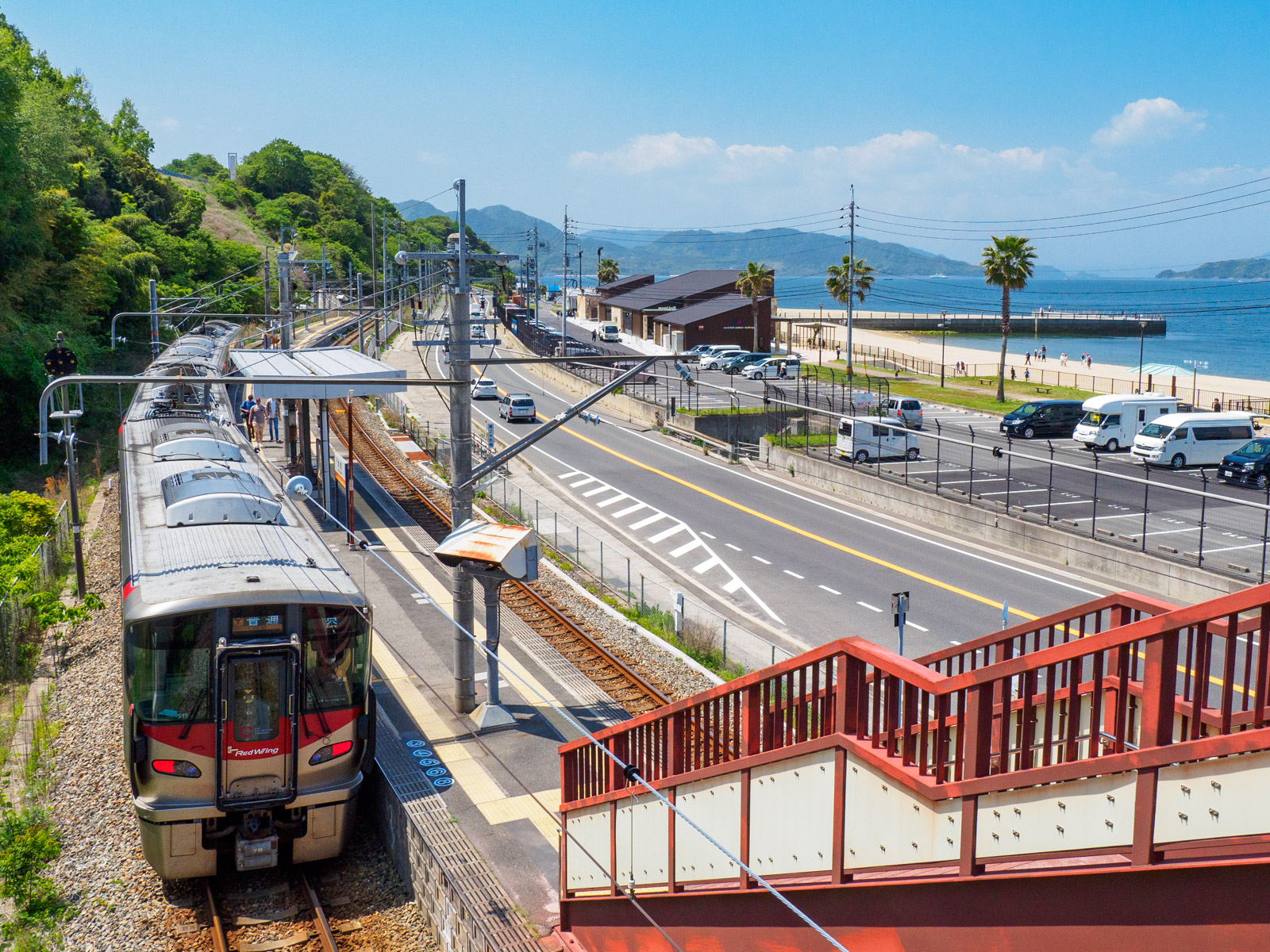 水尻駅の跨線橋から見た「ベイサイドビーチ坂」（2023年5月）
