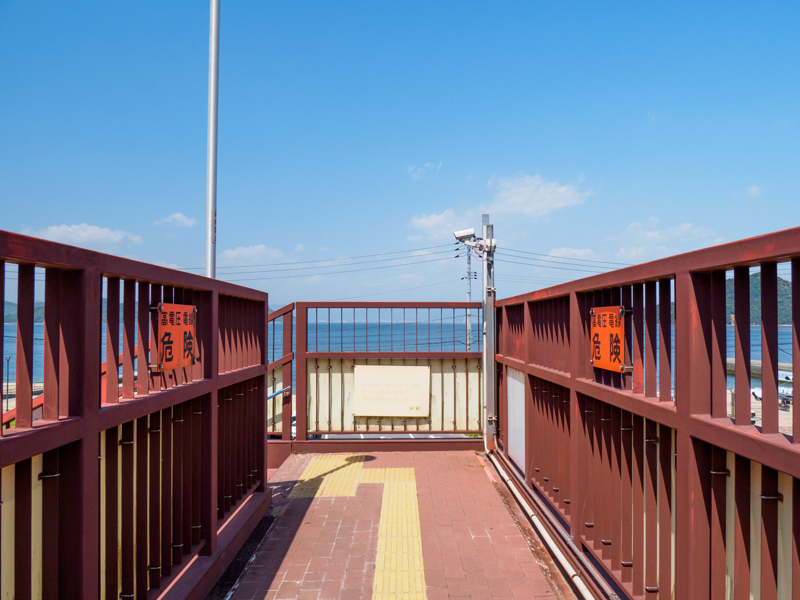 水尻駅の跨線橋から見た瀬戸内海（2023年5月）