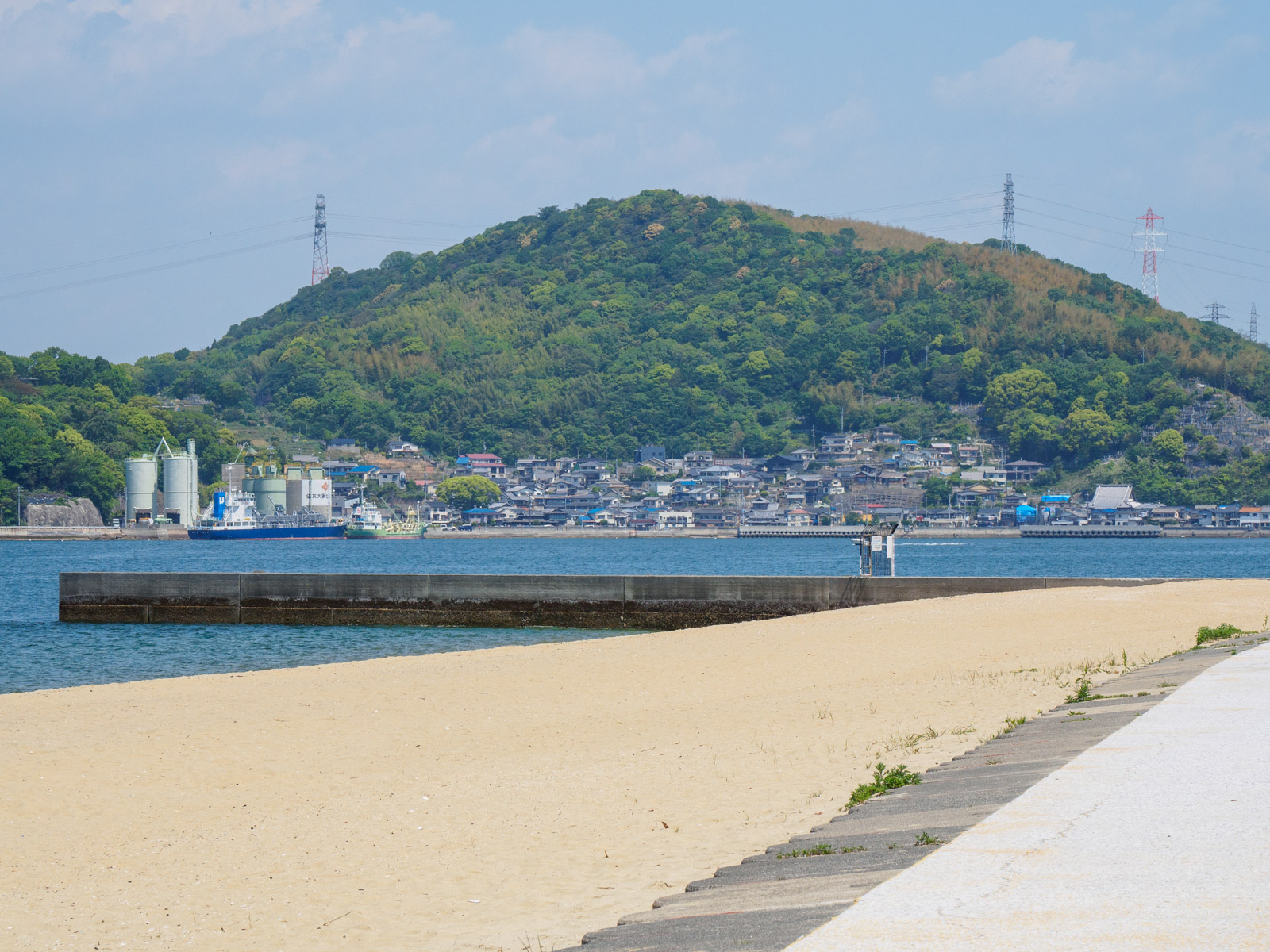水尻駅のそばにあるベイサイドビーチ坂から見た、瀬戸内海と横浜地区（2023年5月）