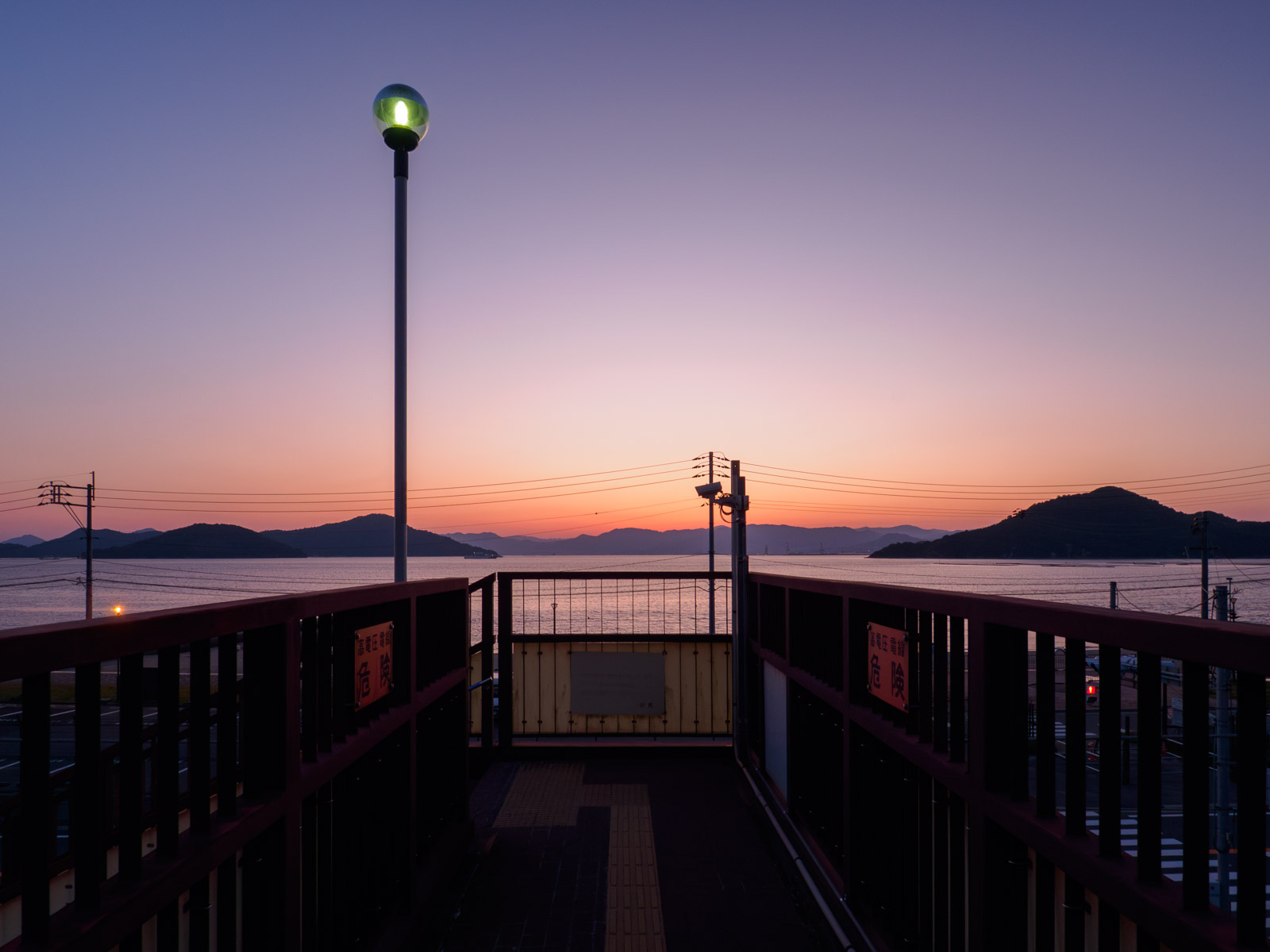 水尻駅の跨線橋から見た、瀬戸内海の夕暮れと島々のシルエット（2023年5月）
