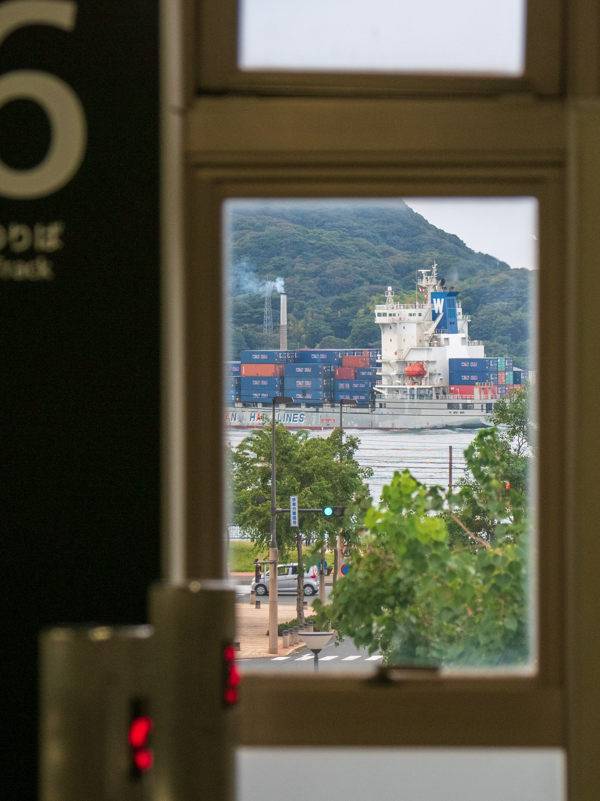 門司駅の跨線橋から見た関門海峡と貨物船