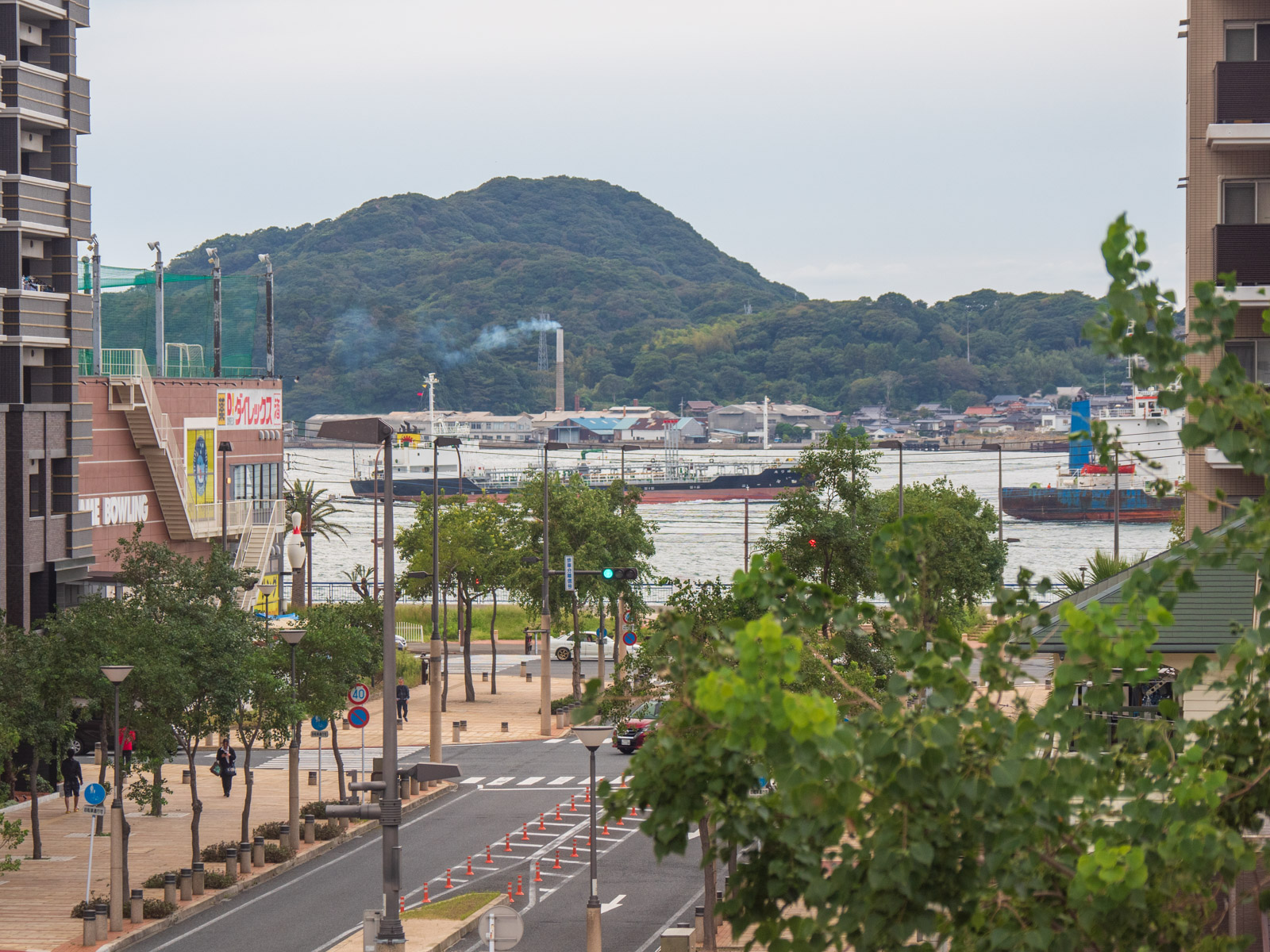 門司駅の跨線橋から見た関門海峡と船