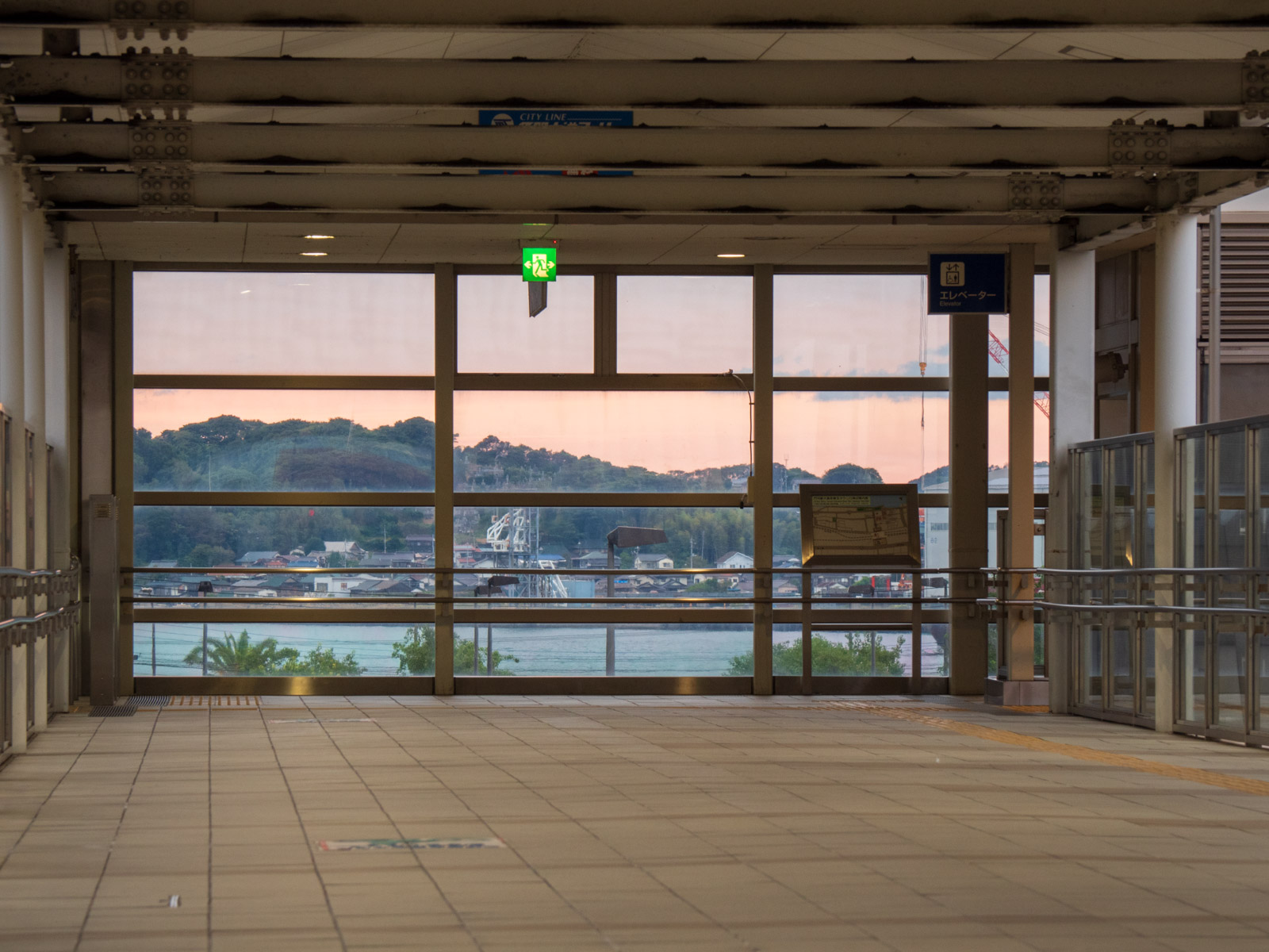 門司駅の自由通路から見た関門海峡の夕暮れ