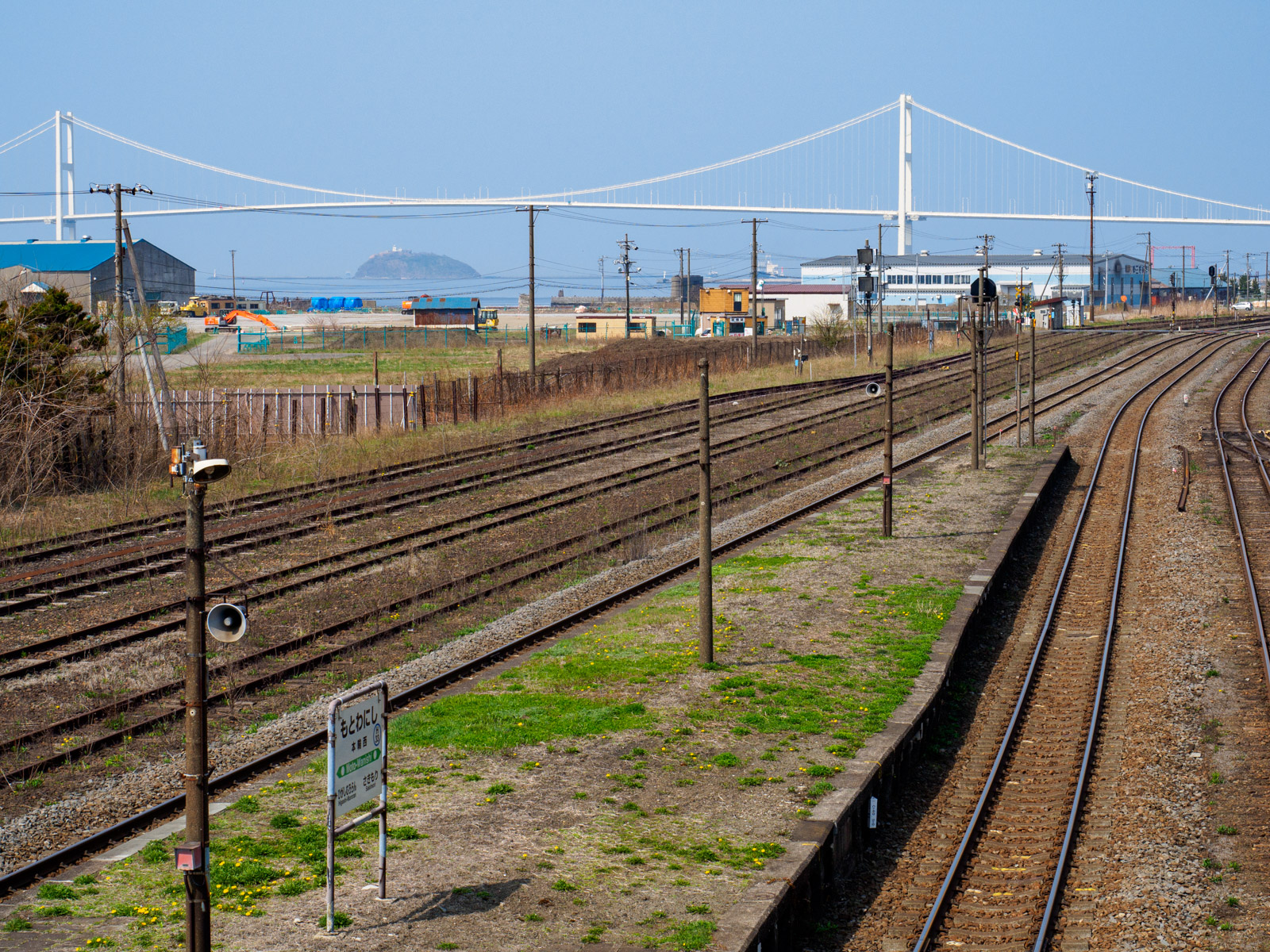 本輪西駅の跨線橋から見た白鳥大橋（2018年4月）