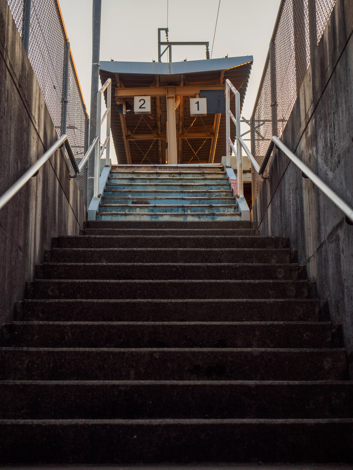 長里駅のホームへと続く階段（2016年2月）