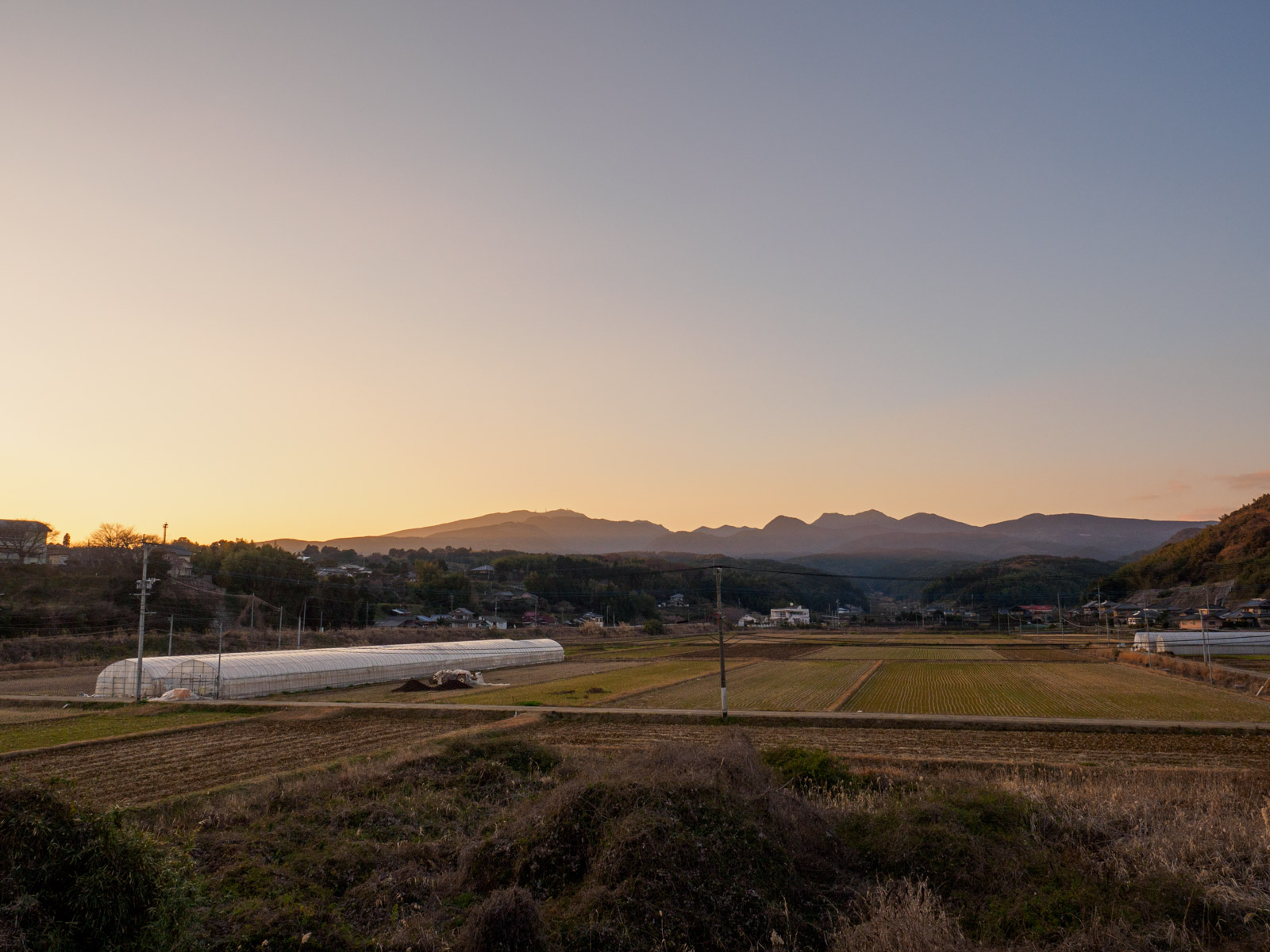 長里駅のホームから見た夕暮れの多良岳（2016年2月）