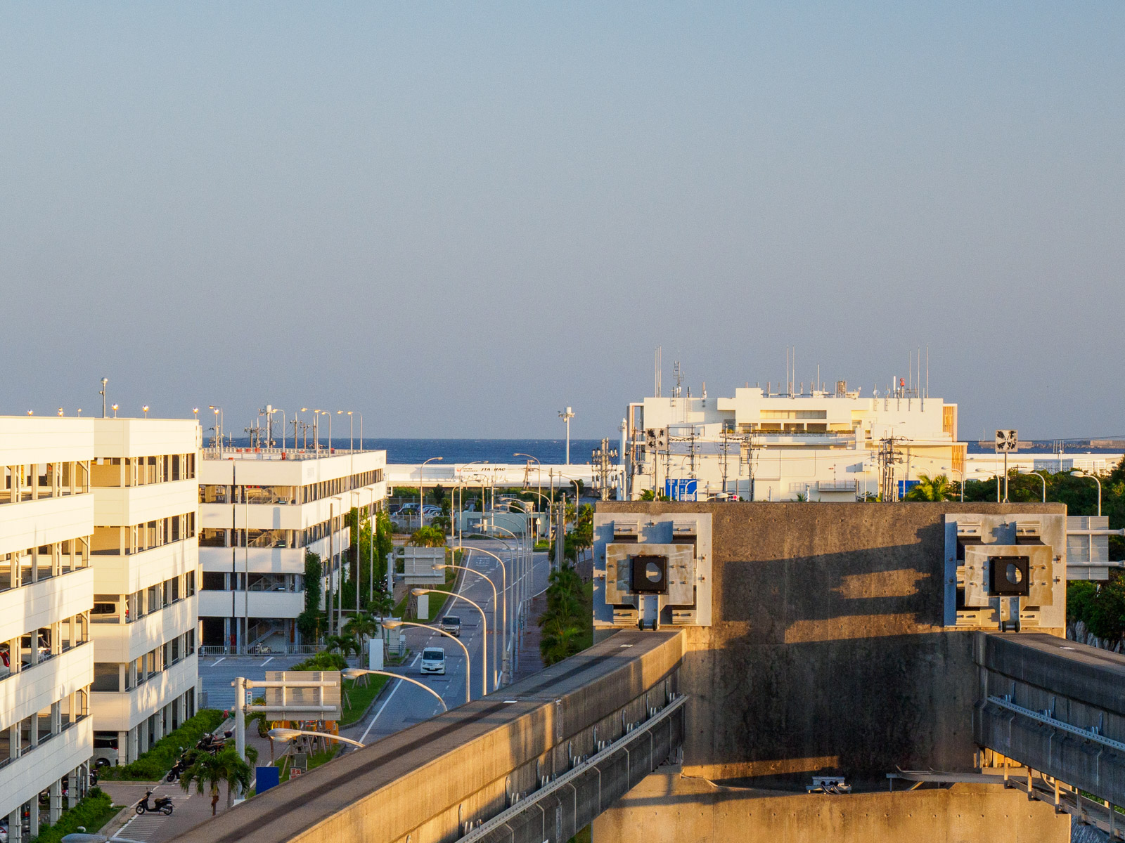 那覇空港駅から見たレールの終端と海（2020年11月）