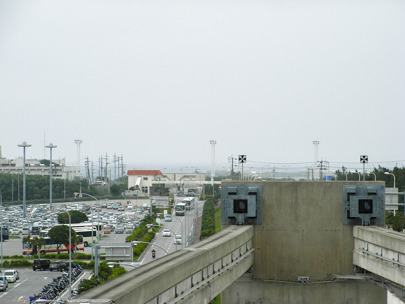 那覇空港駅から見たレールの終端と海（2007年10月）