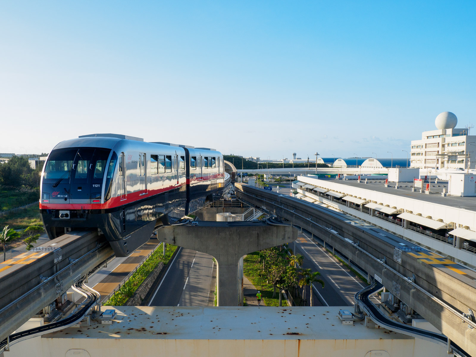 那覇空港駅を発つ列車（2020年11月）