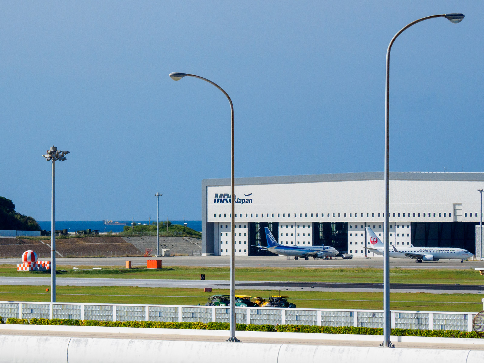 那覇空港駅から見た整備場と海（2020年11月）