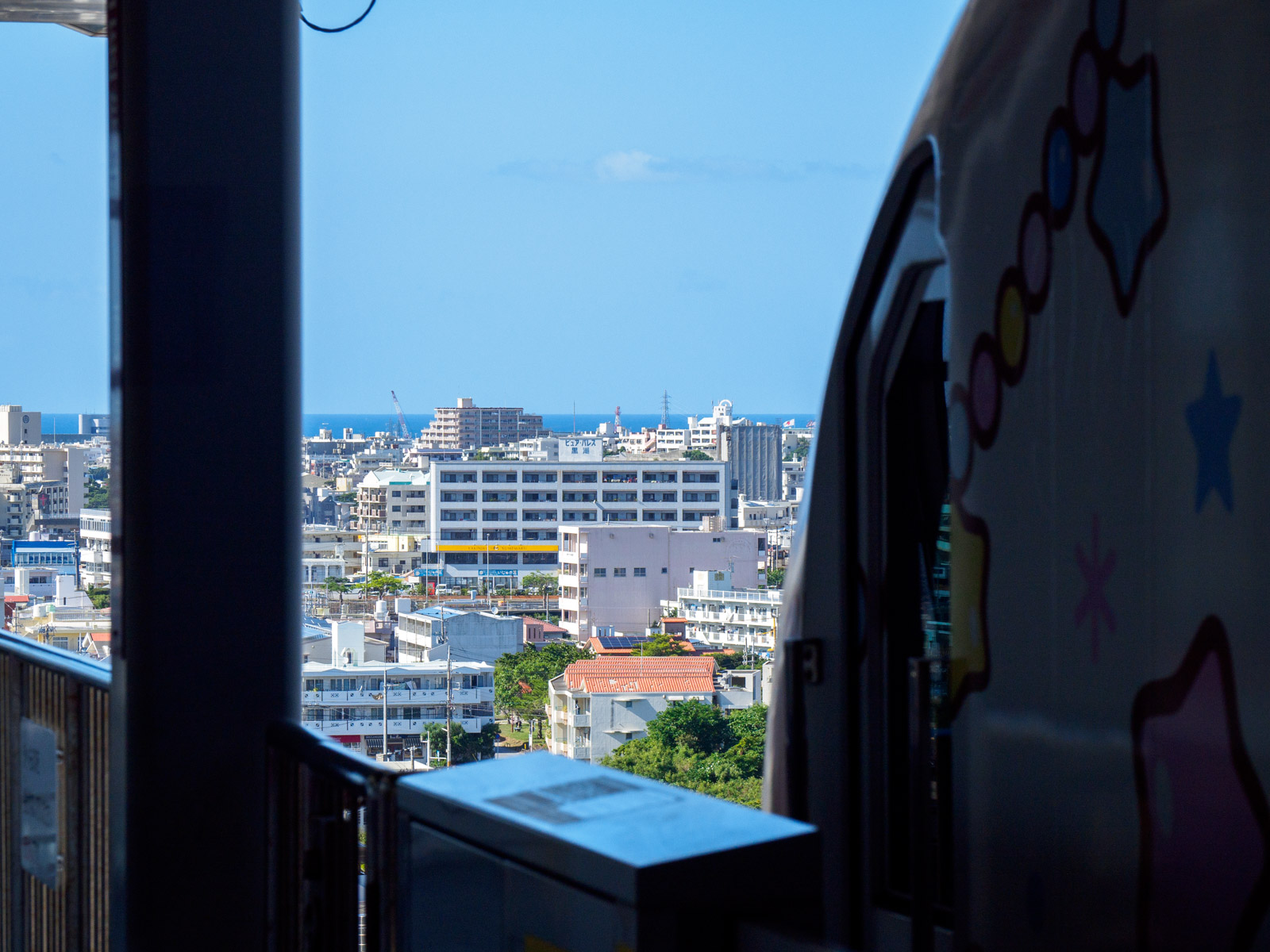 市立病院前駅のホームと見た東シナ海（2020年11月）