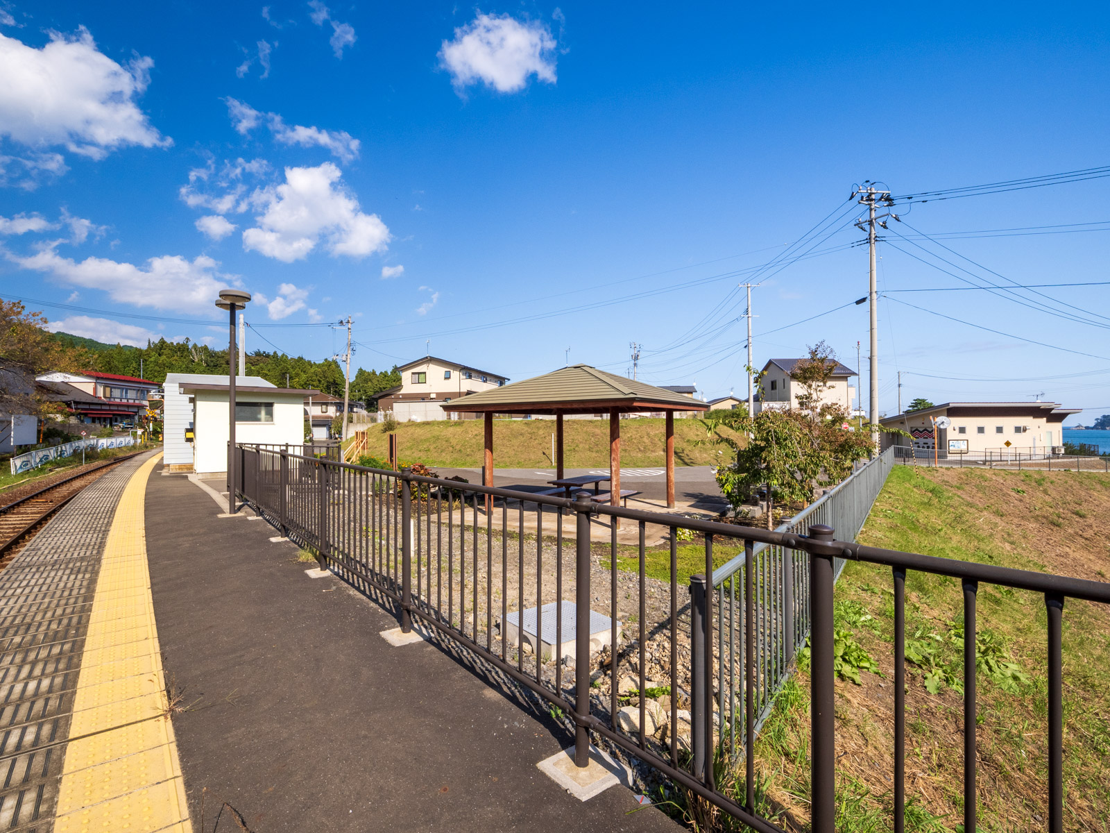 浪板海岸駅のホームから見た、駅前風景と太平洋(2024年10月)