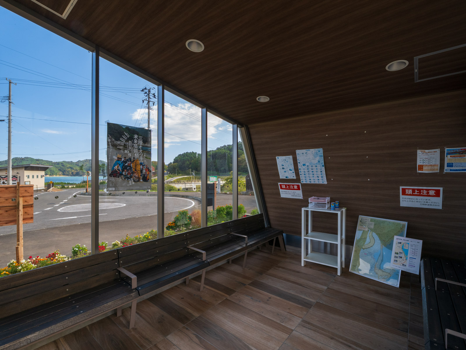 浪板海岸駅の待合室と、外に見える駅前と太平洋(2024年10月)