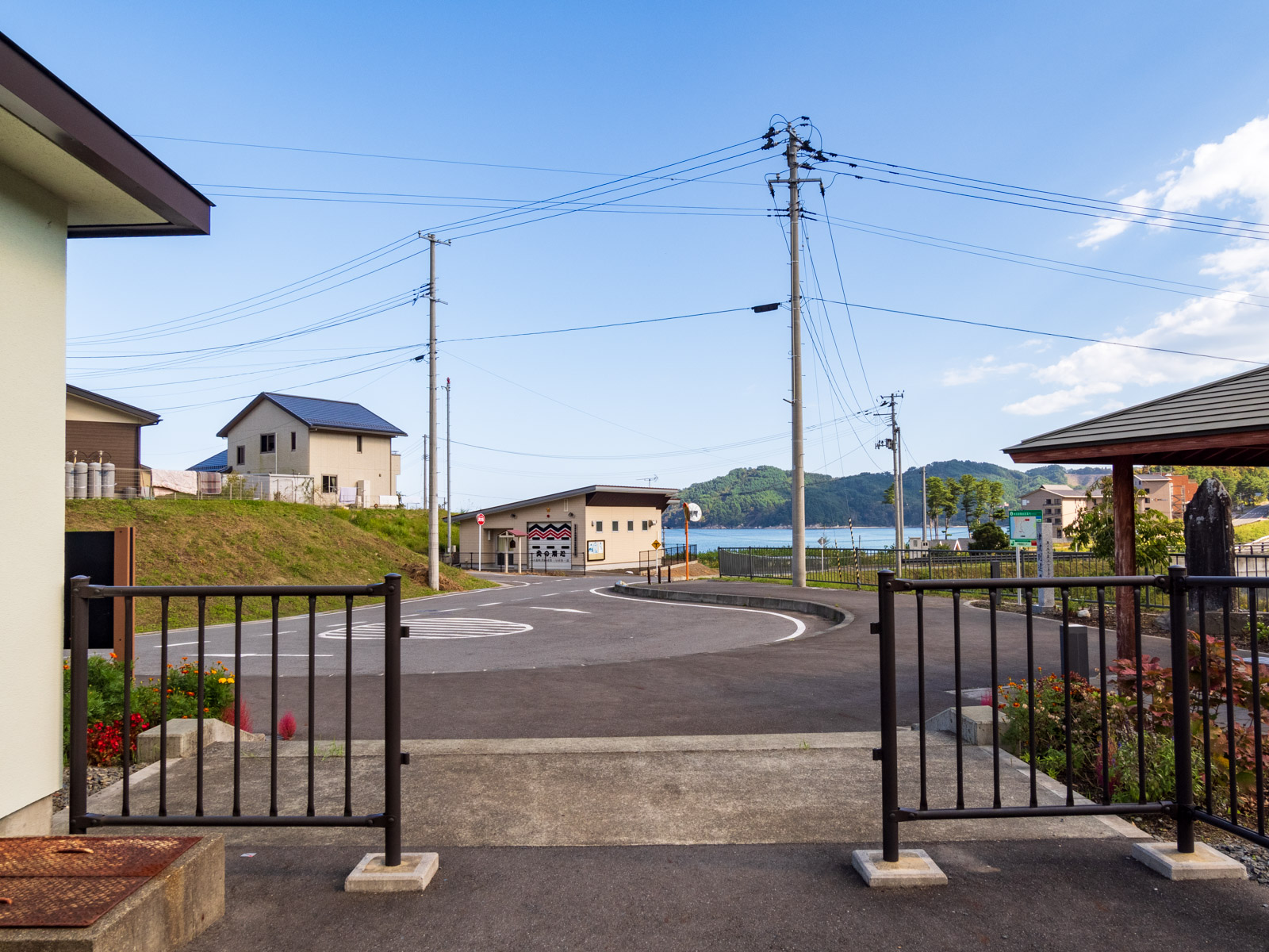 浪板海岸駅の出入口から見た、駅前と太平洋(2024年10月)
