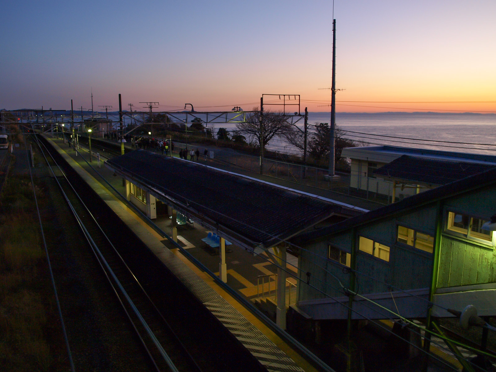 夜明け前の根府川駅（2009年1月）