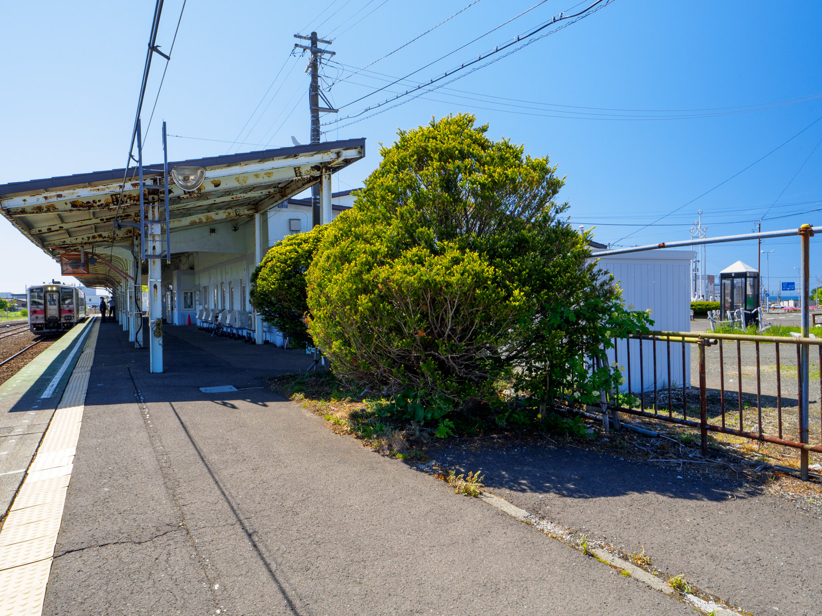 根室駅のホームと、駅前通りの先に見える根室湾（2024年6月）