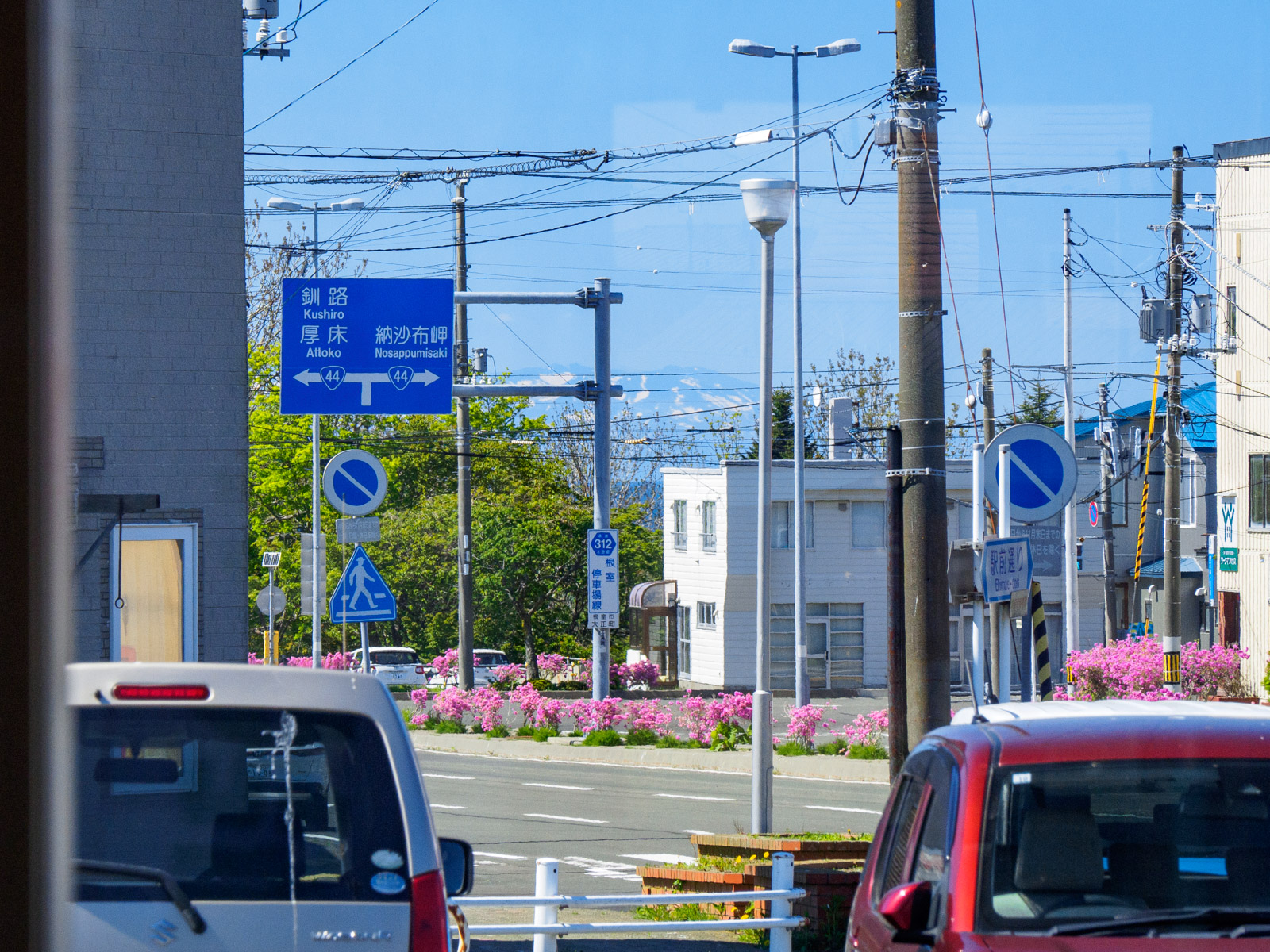 根室駅の待合室から見た、根室湾と知床連山（2024年6月）