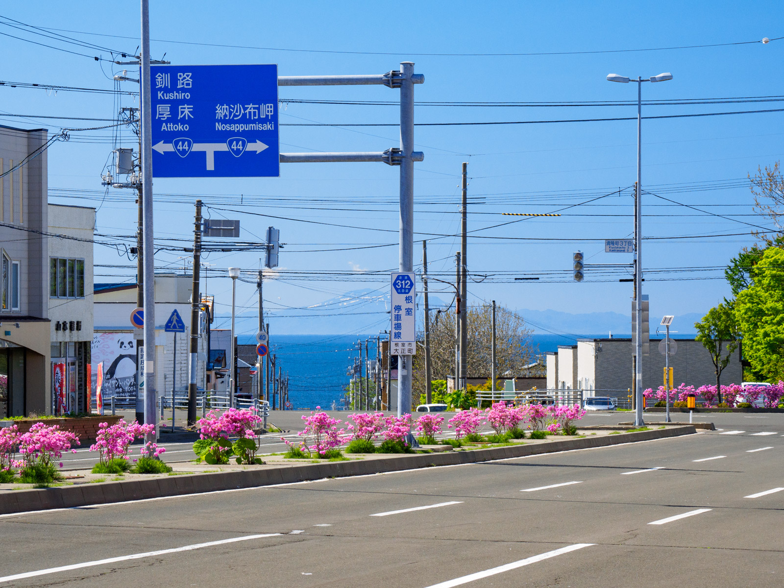 根室駅前から見た、駅前通りと根室湾（2024年6月）