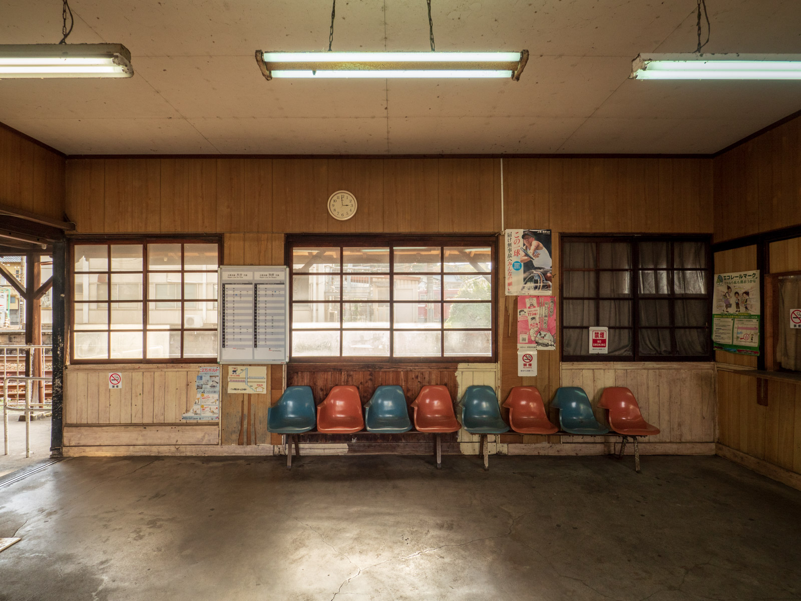 西大分駅の木造駅舎の内部（2018年12月）