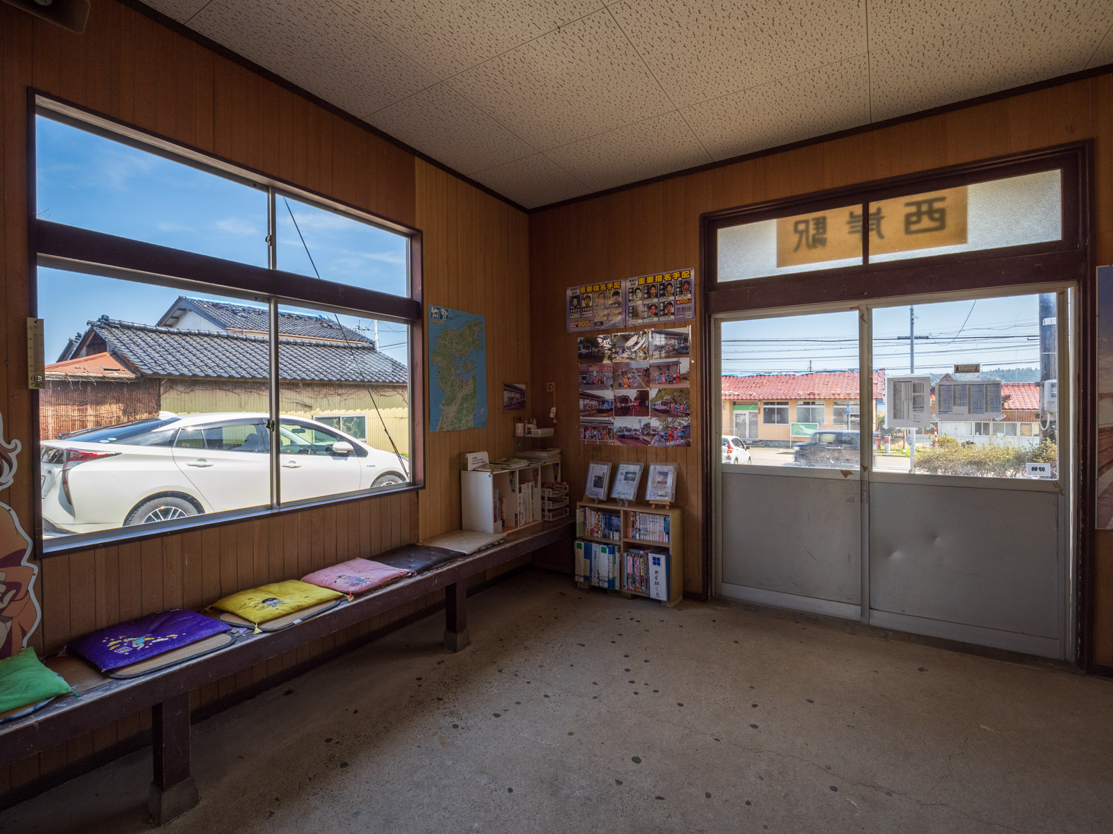 西岸駅の駅舎内(2025年4月)