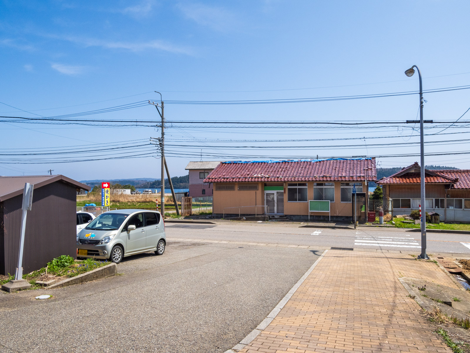 西岸駅前と休業中の西岸郵便局(2025年4月)