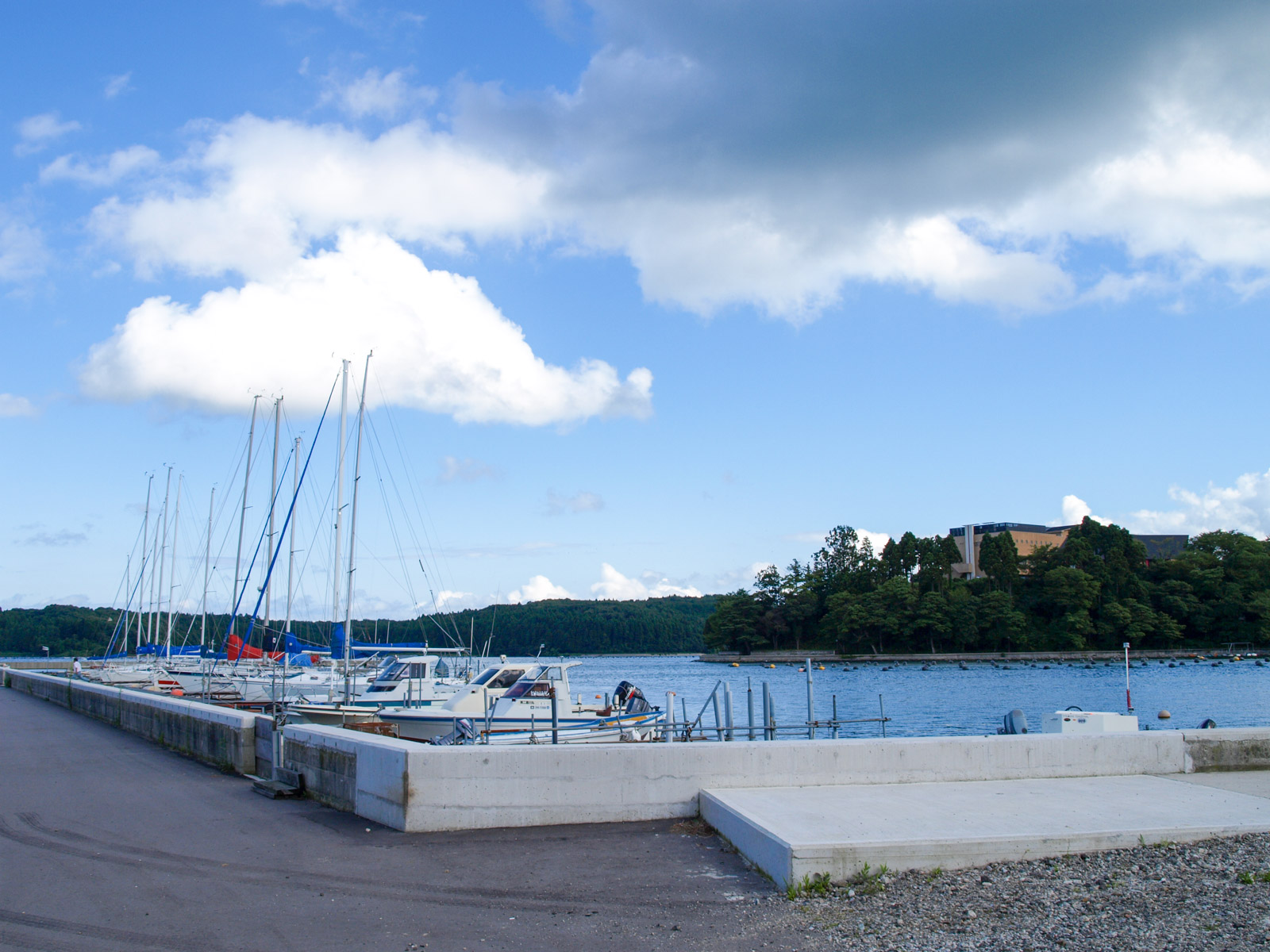 西岸駅のそばにある「西岸ハーバー」と「国民宿舎 能登小牧台」(2008年8月)