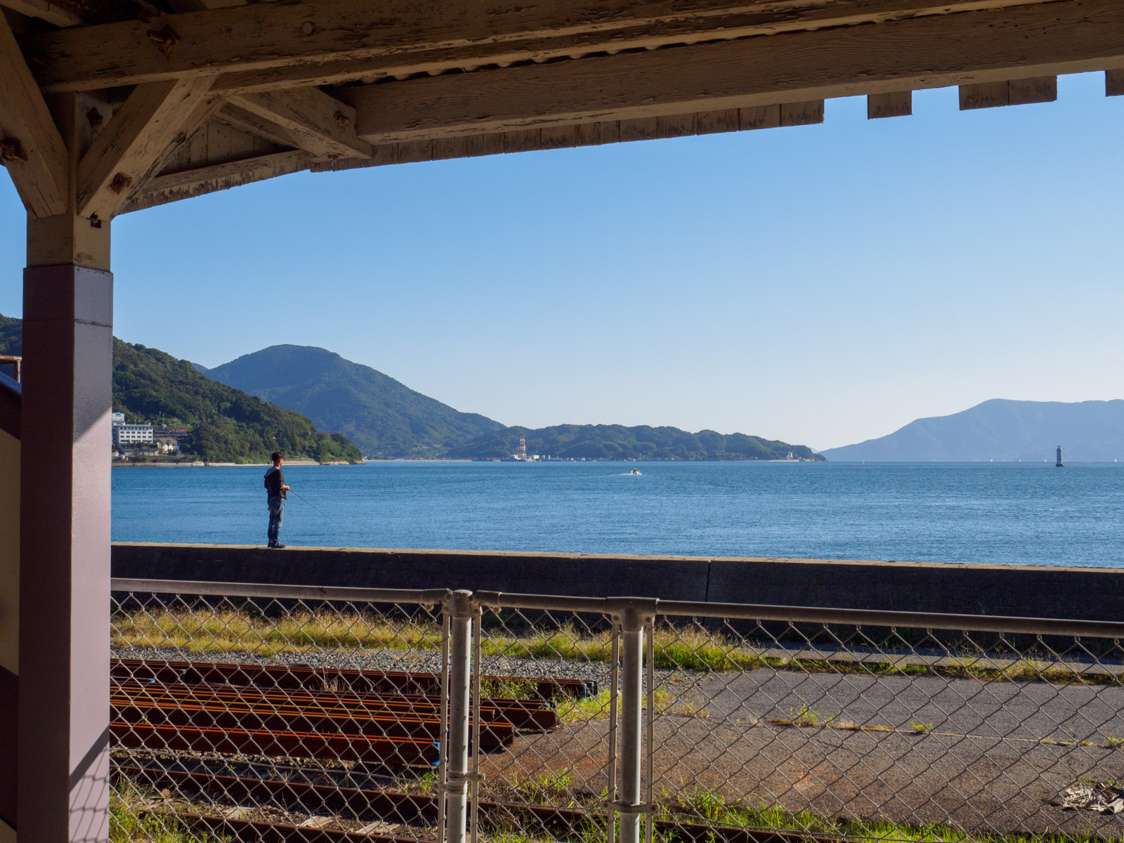 大畠駅のホームから見た、瀬戸内海と釣り人（2016年10月）