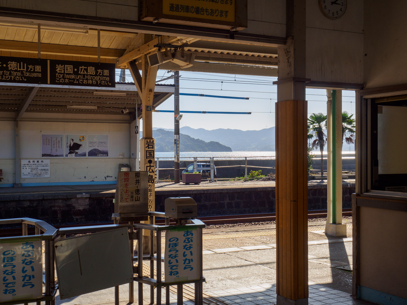 大畠駅の改札口から見た瀬戸内海（2016年10月）