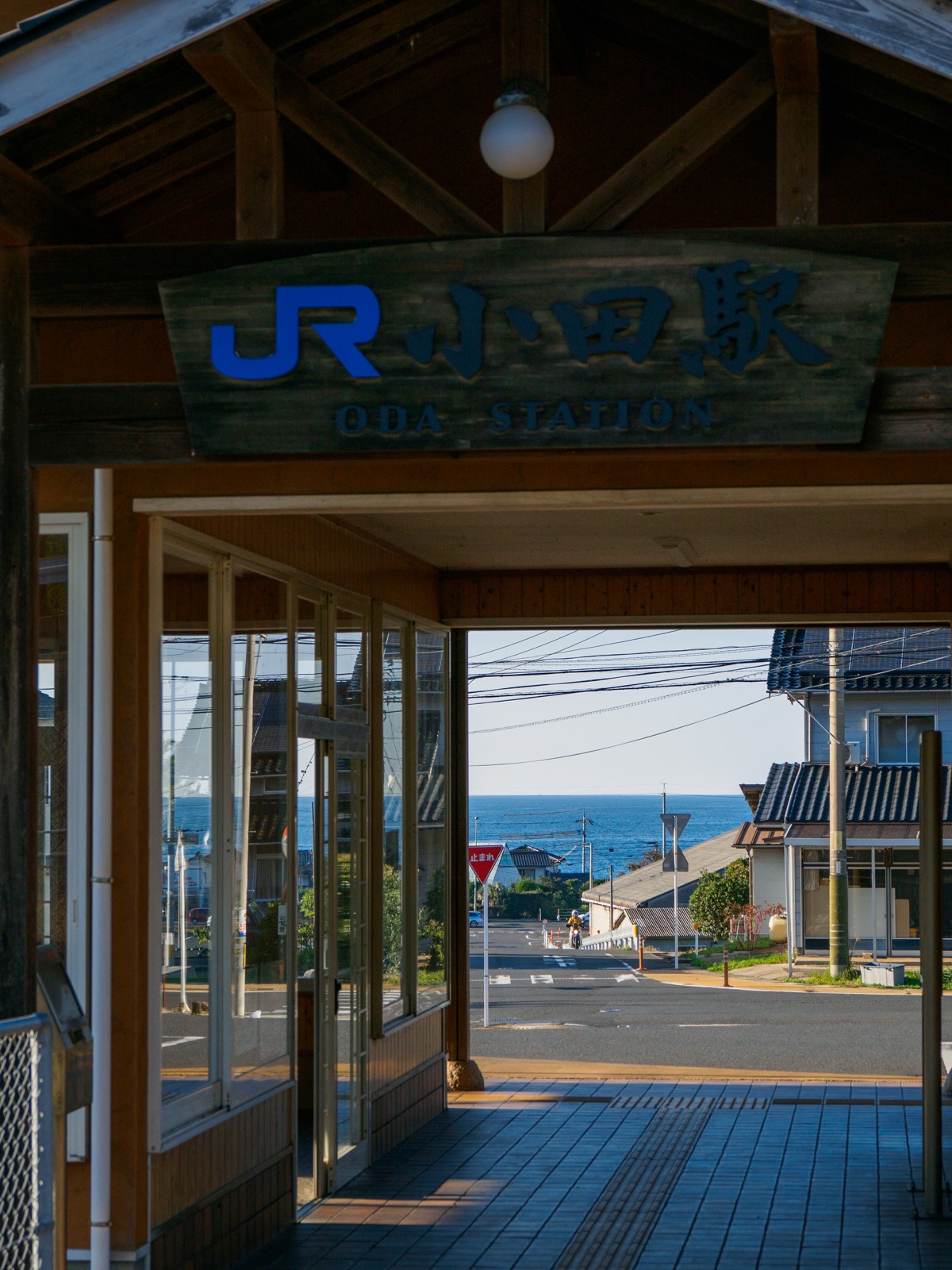 小田駅の駅舎越しに見る日本海