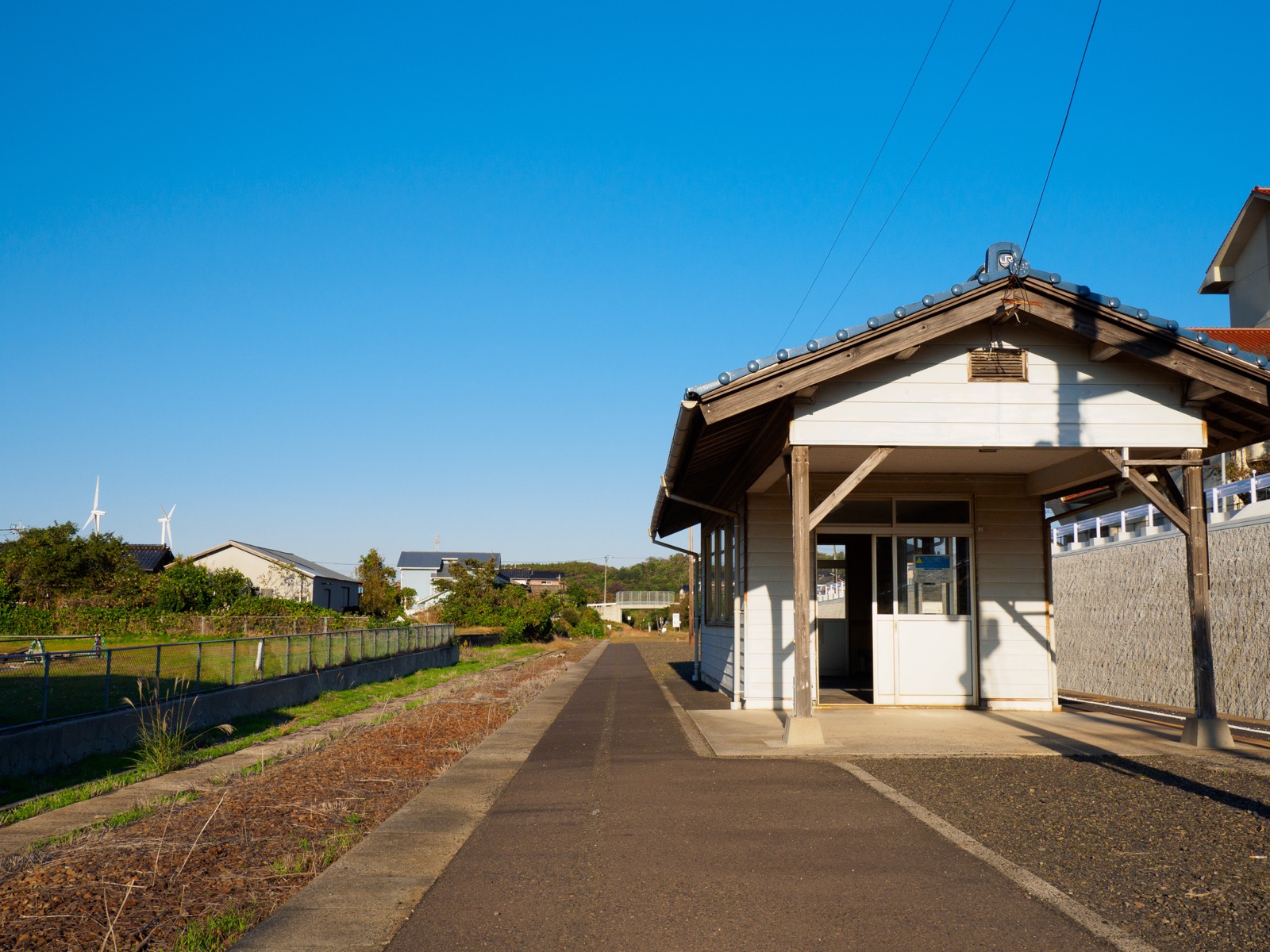 小田駅のホームにある待合室