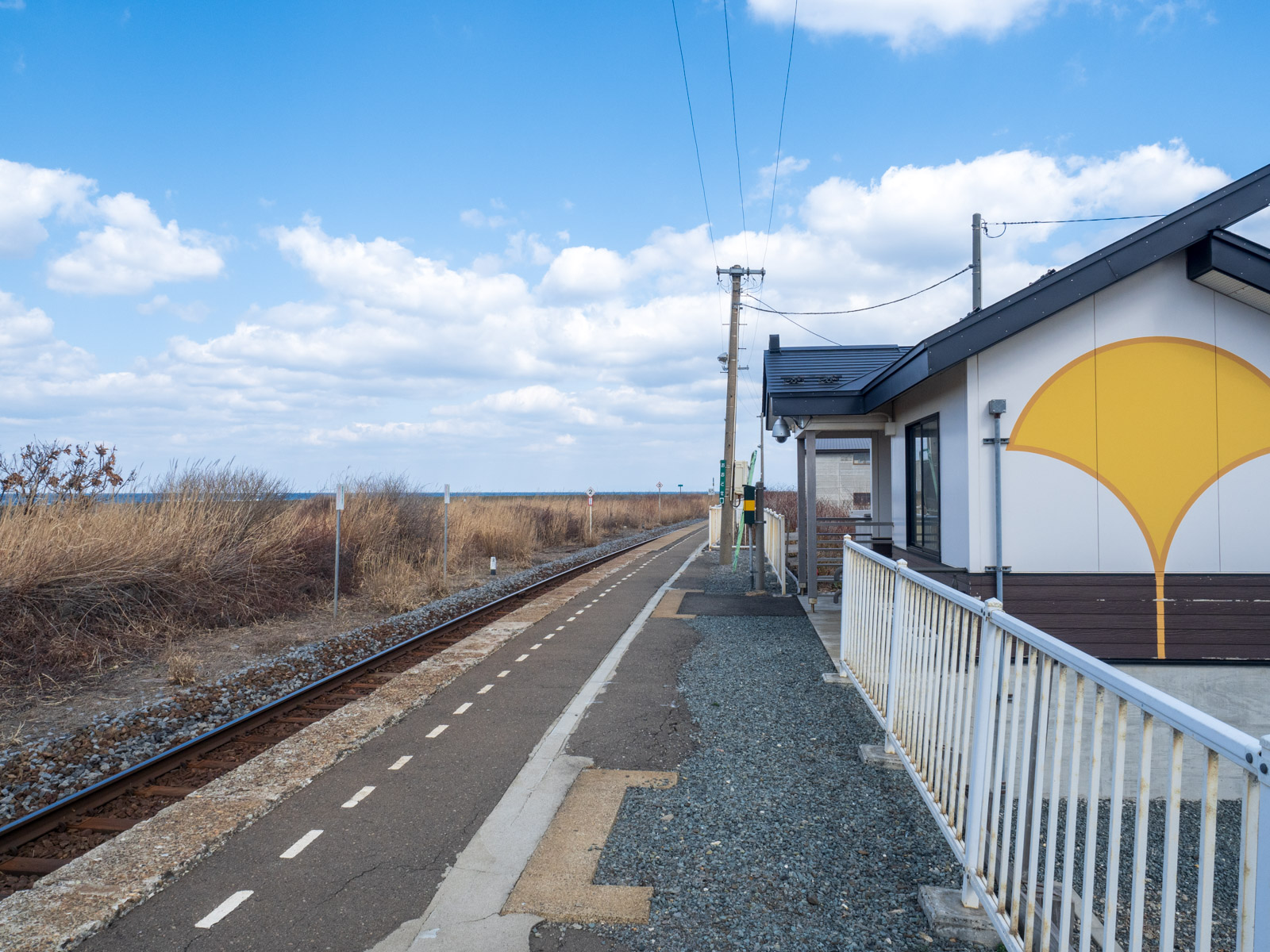 大戸瀬駅のホームと駅舎（2016年3月）