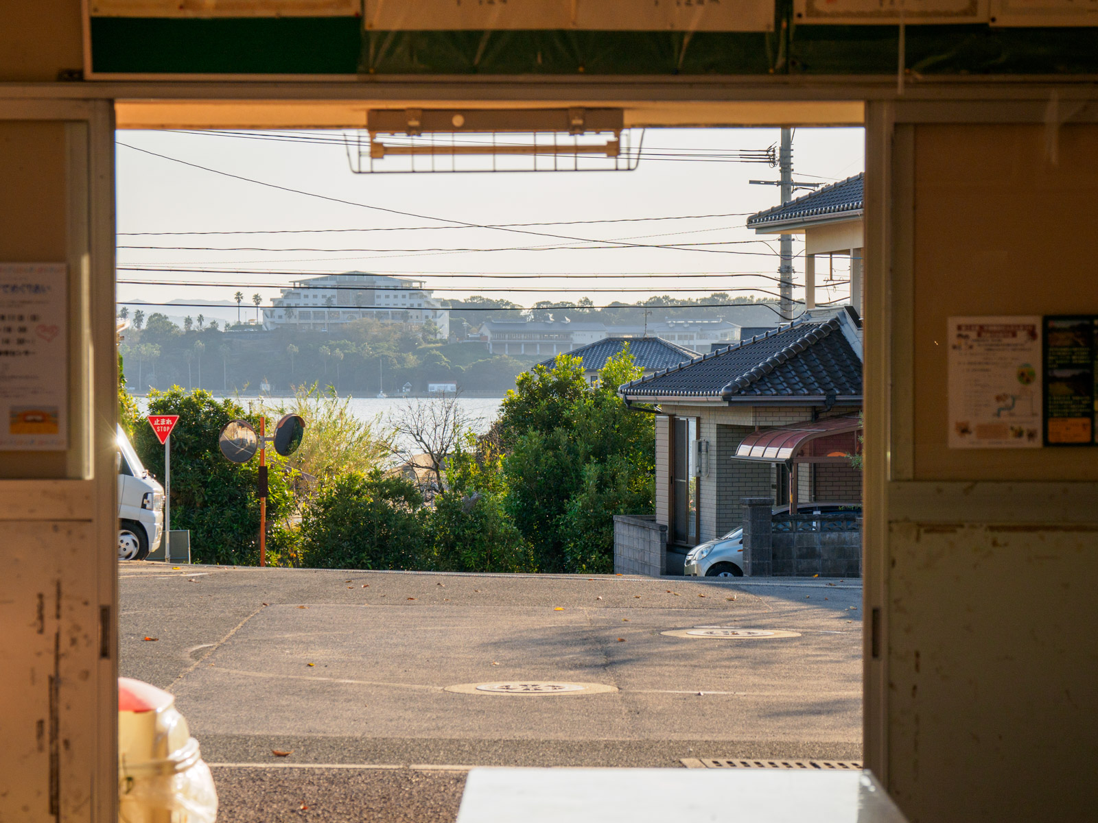 小串郷駅の駅舎内から見た小串浦（2018年10月）