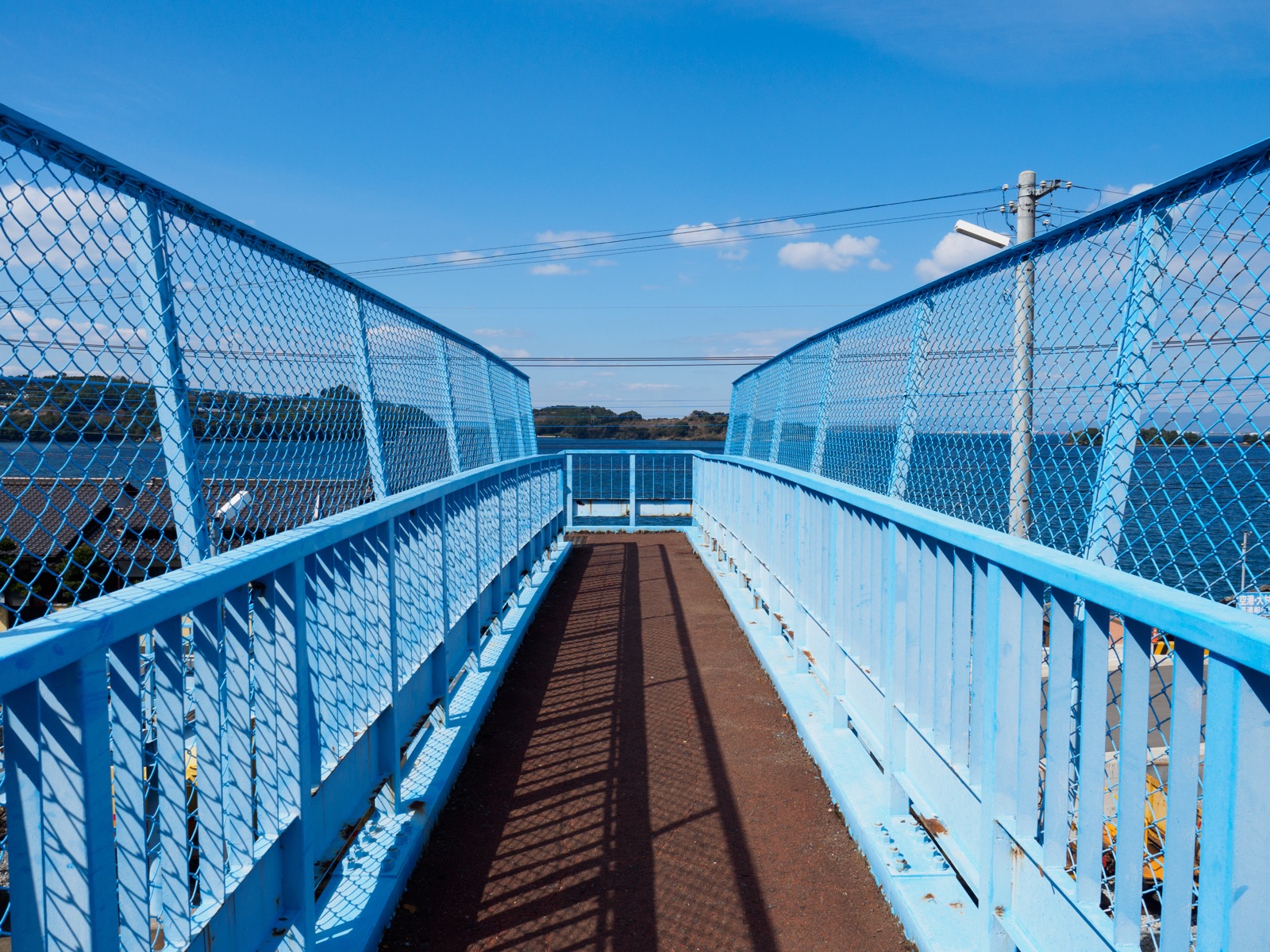 大草駅の跨線橋から見る大村湾の鹿島